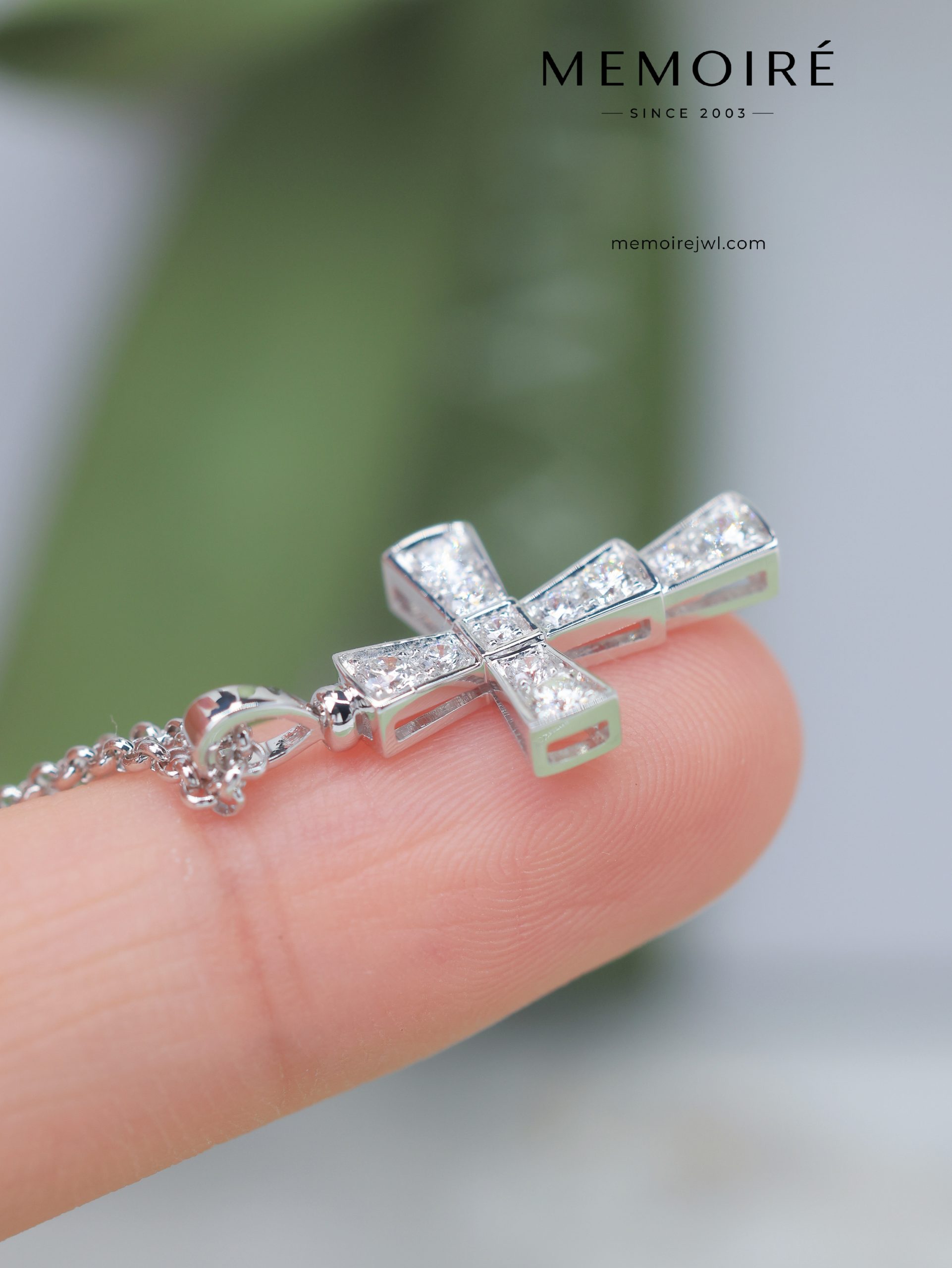 MEMOIRÉ 18K White Gold Diamond Cross Pendant Necklace - Image 5