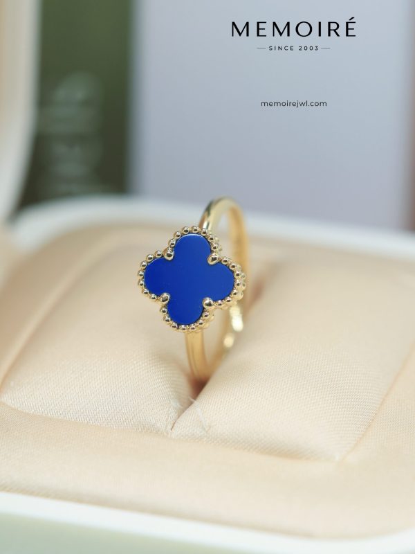 MEMOIRÉ 18K Yellow Gold Blue Agate Clover Ring