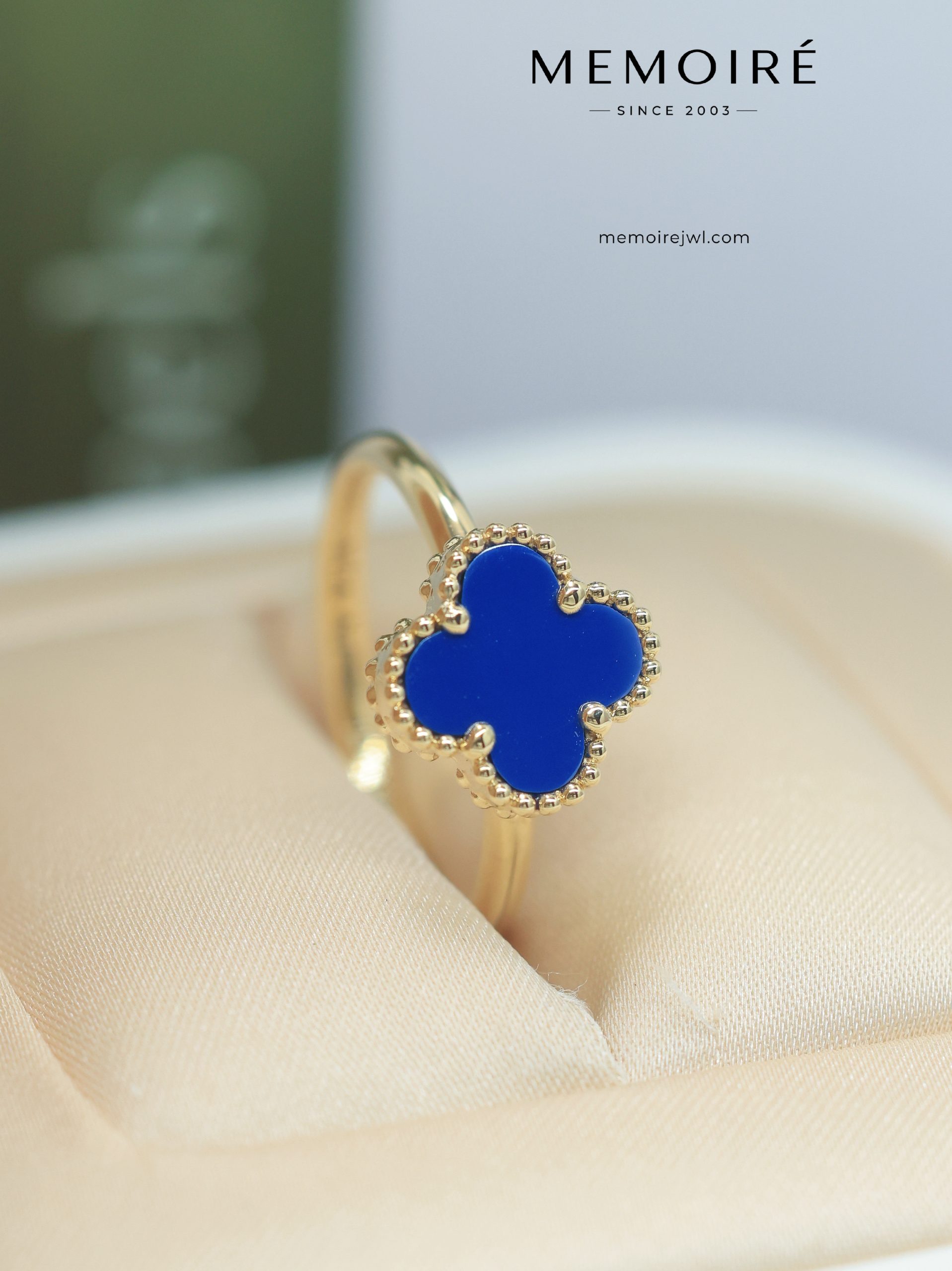MEMOIRÉ 18K Yellow Gold Blue Agate Clover Ring - Image 3