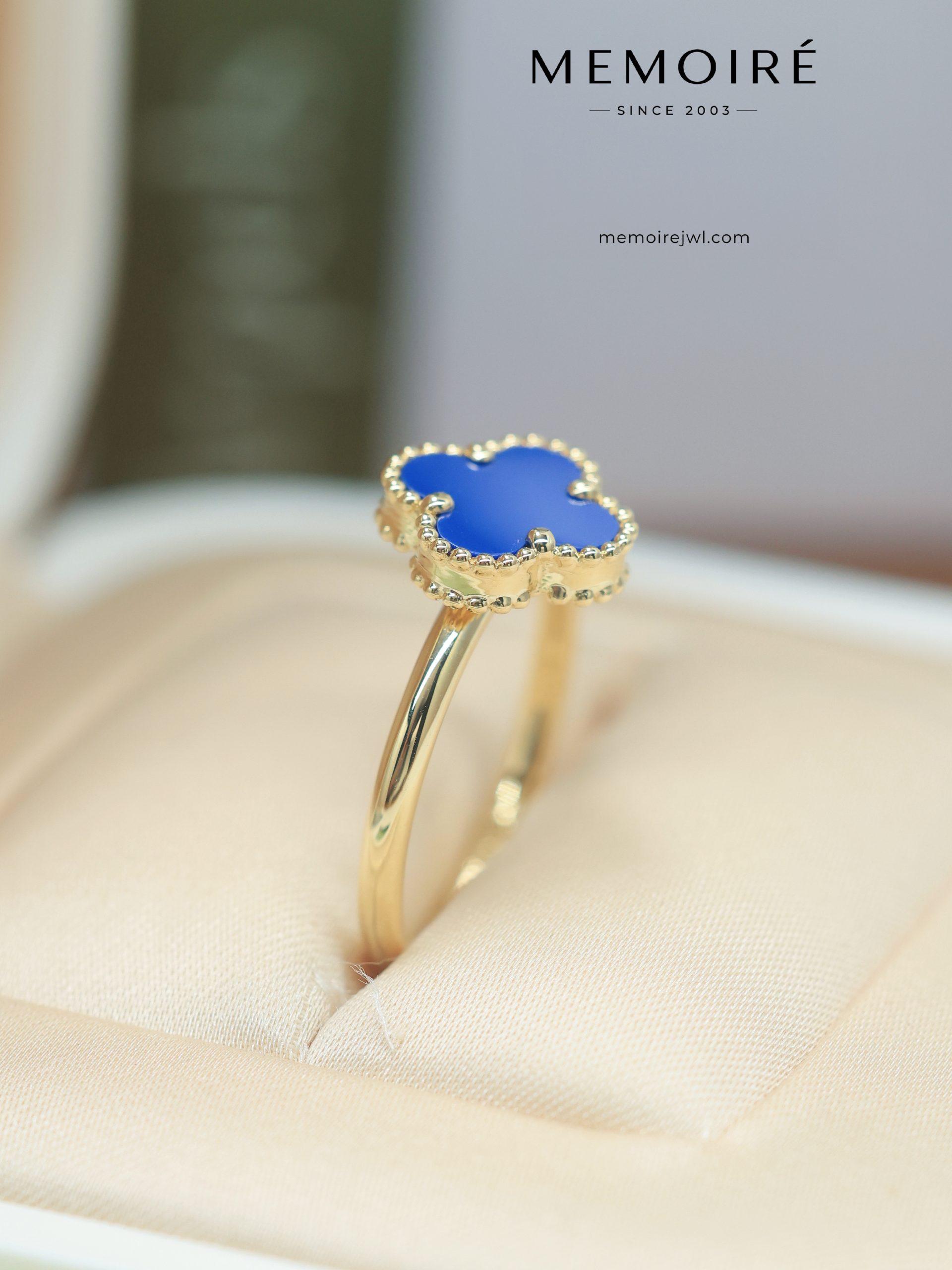 MEMOIRÉ 18K Yellow Gold Blue Agate Clover Ring - Image 4
