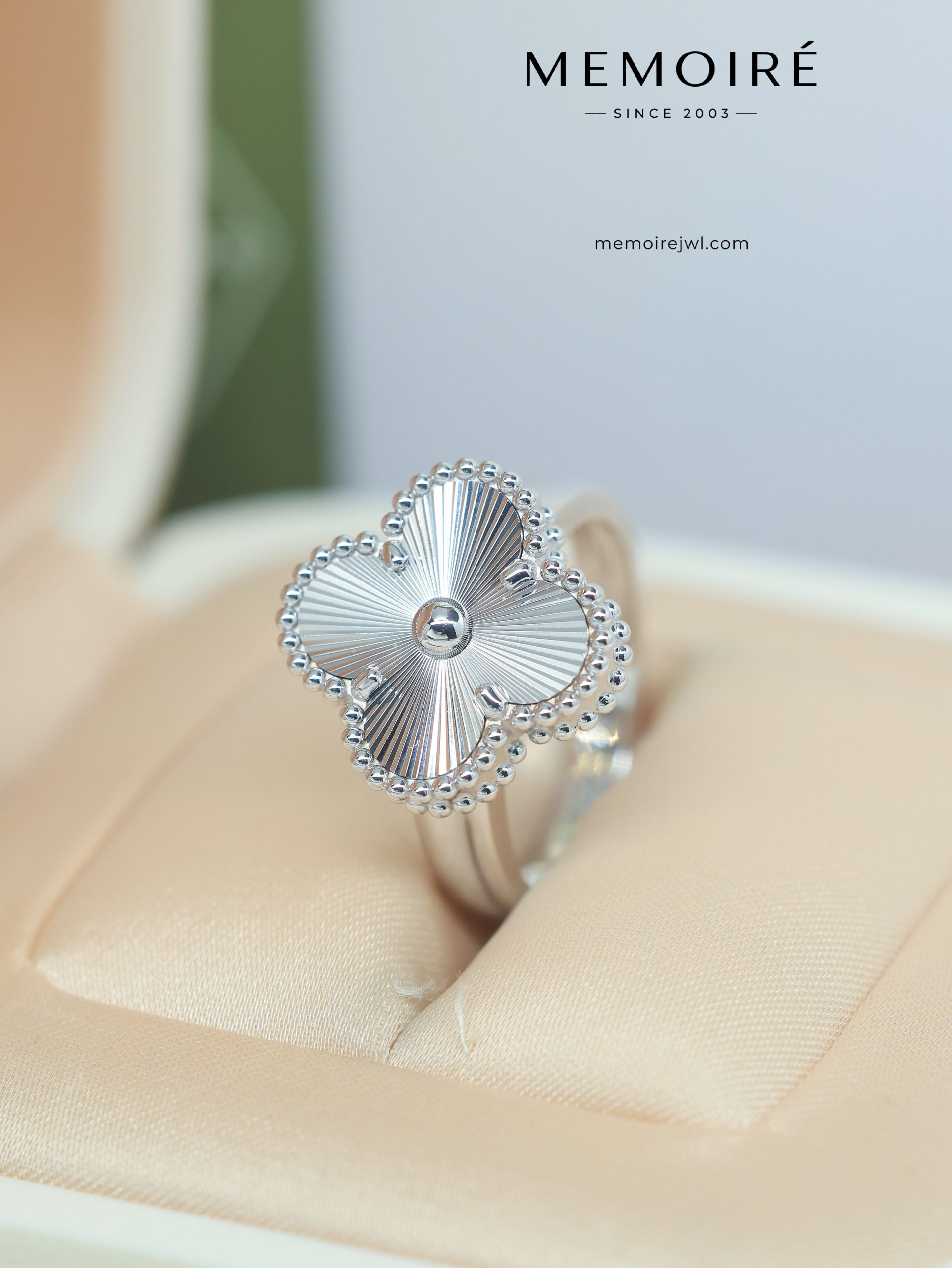 MEMOIRÉ 18K White Gold Sunburst Clover Ring