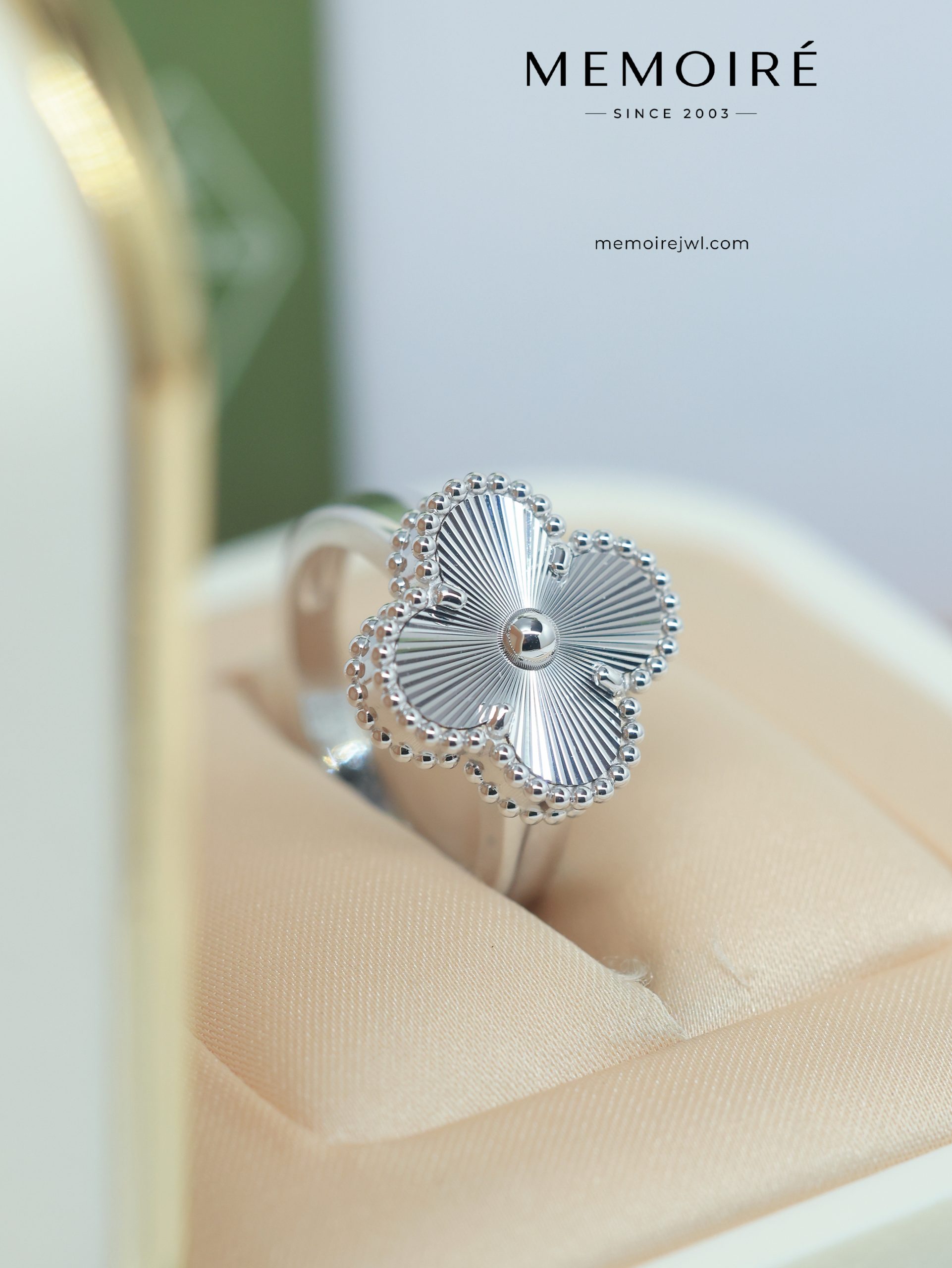 MEMOIRÉ 18K White Gold Sunburst Clover Ring - Image 5