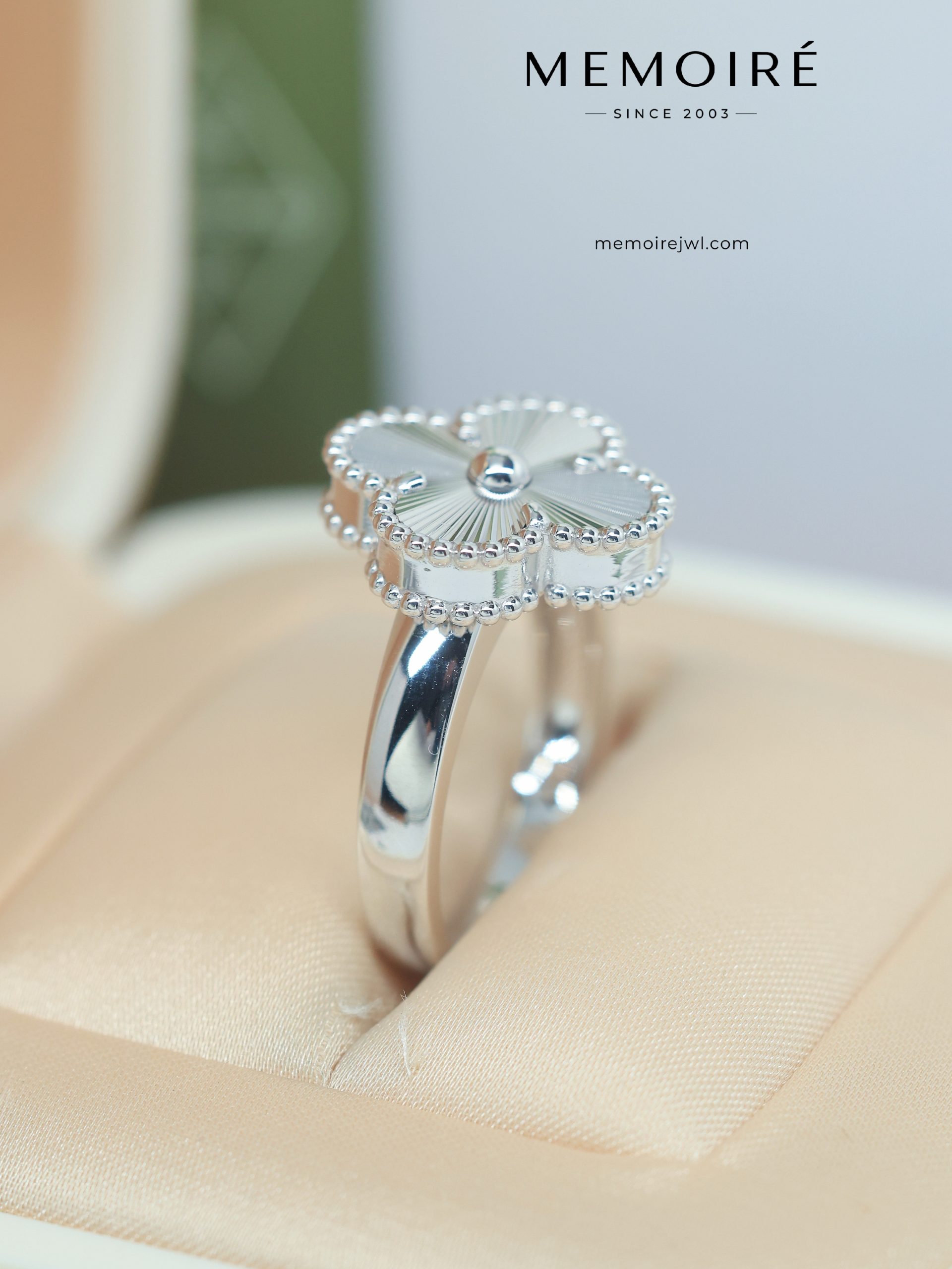 MEMOIRÉ 18K White Gold Sunburst Clover Ring - Image 4