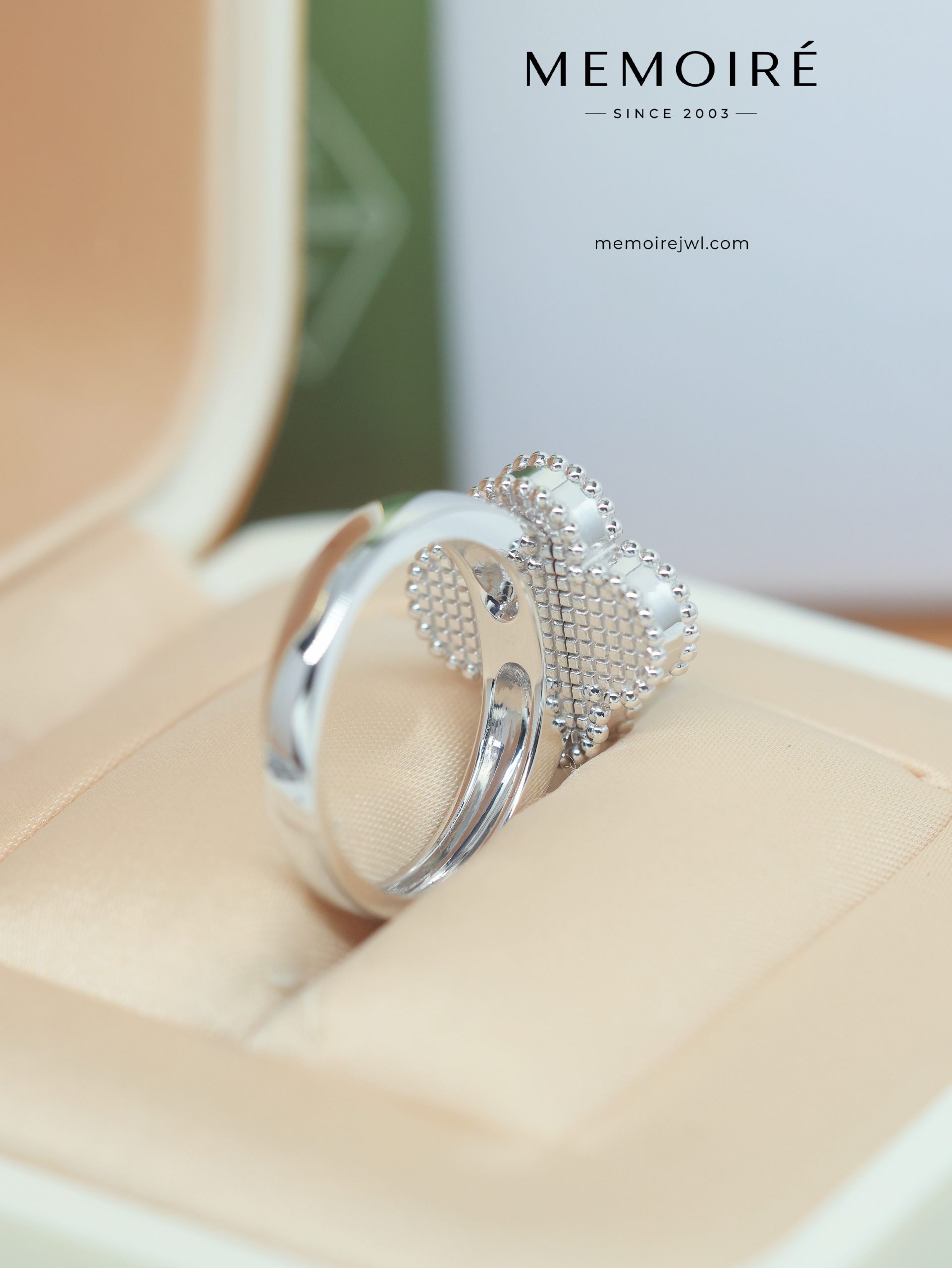 MEMOIRÉ 18K White Gold Sunburst Clover Ring - Image 3
