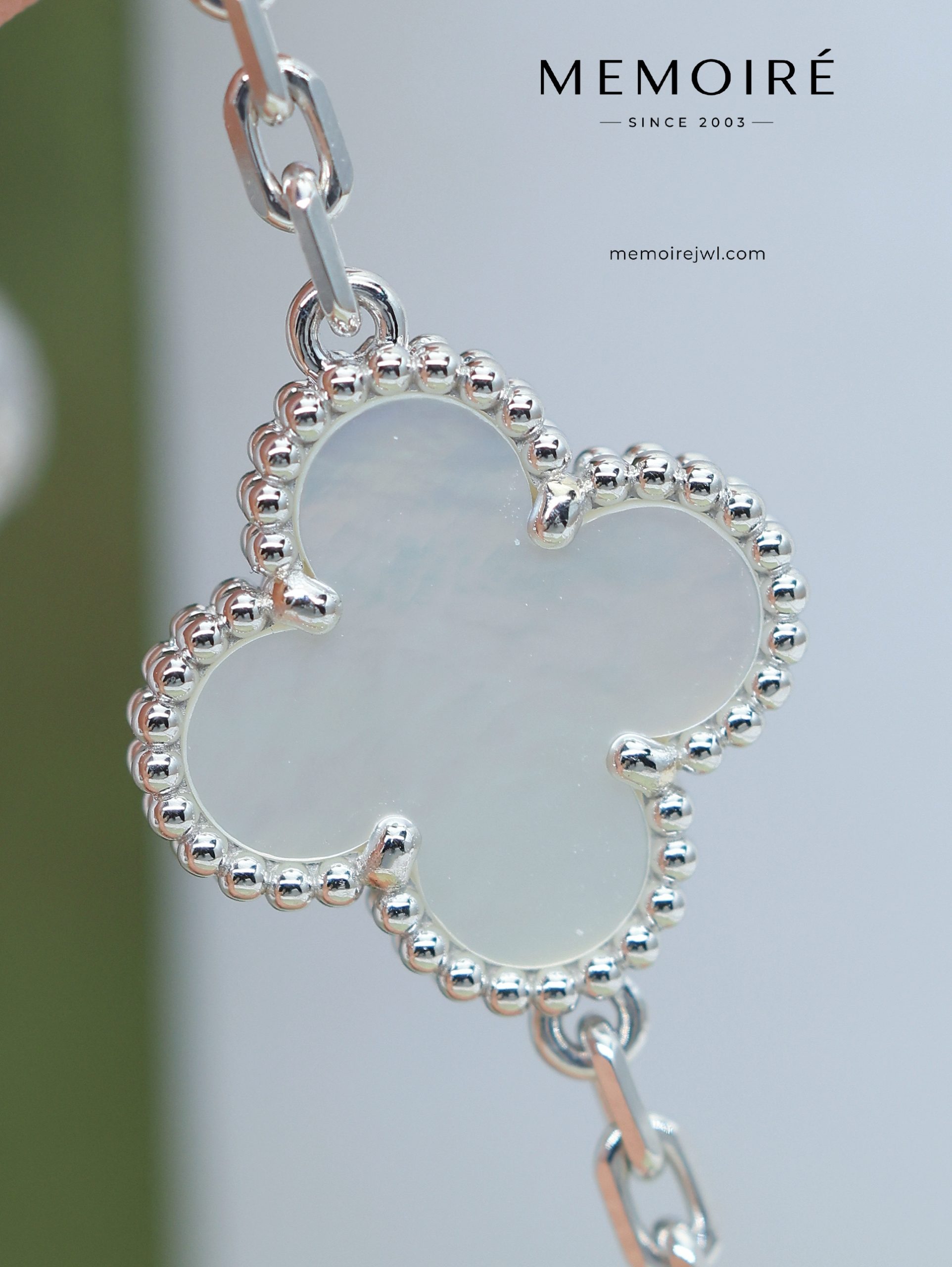 MEMOIRÉ 18K White Gold Mother-of-Pearl Clover Bracelet - Image 3