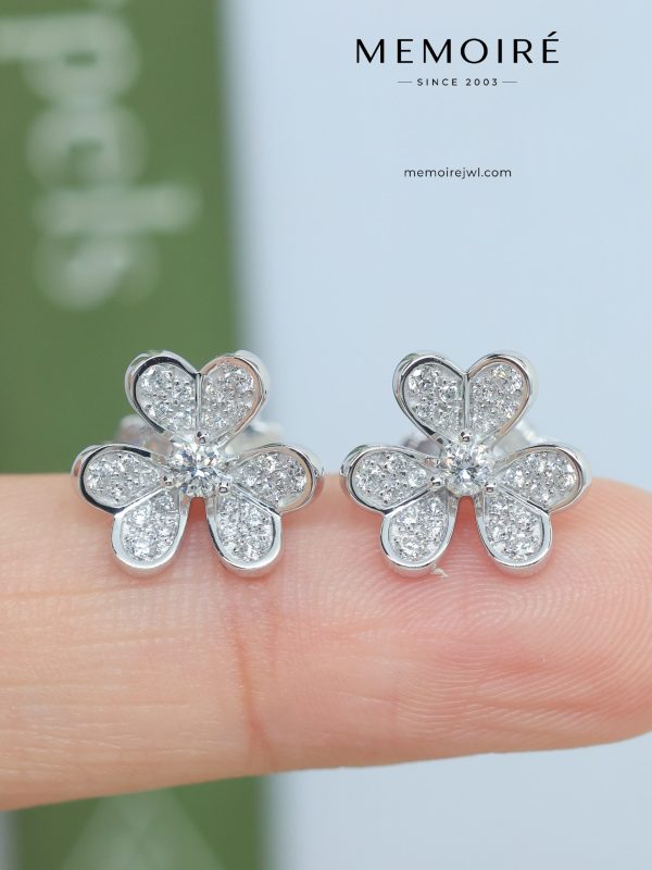 MEMOIRÉ 18K White Gold Full Diamond Flower Stud Earrings