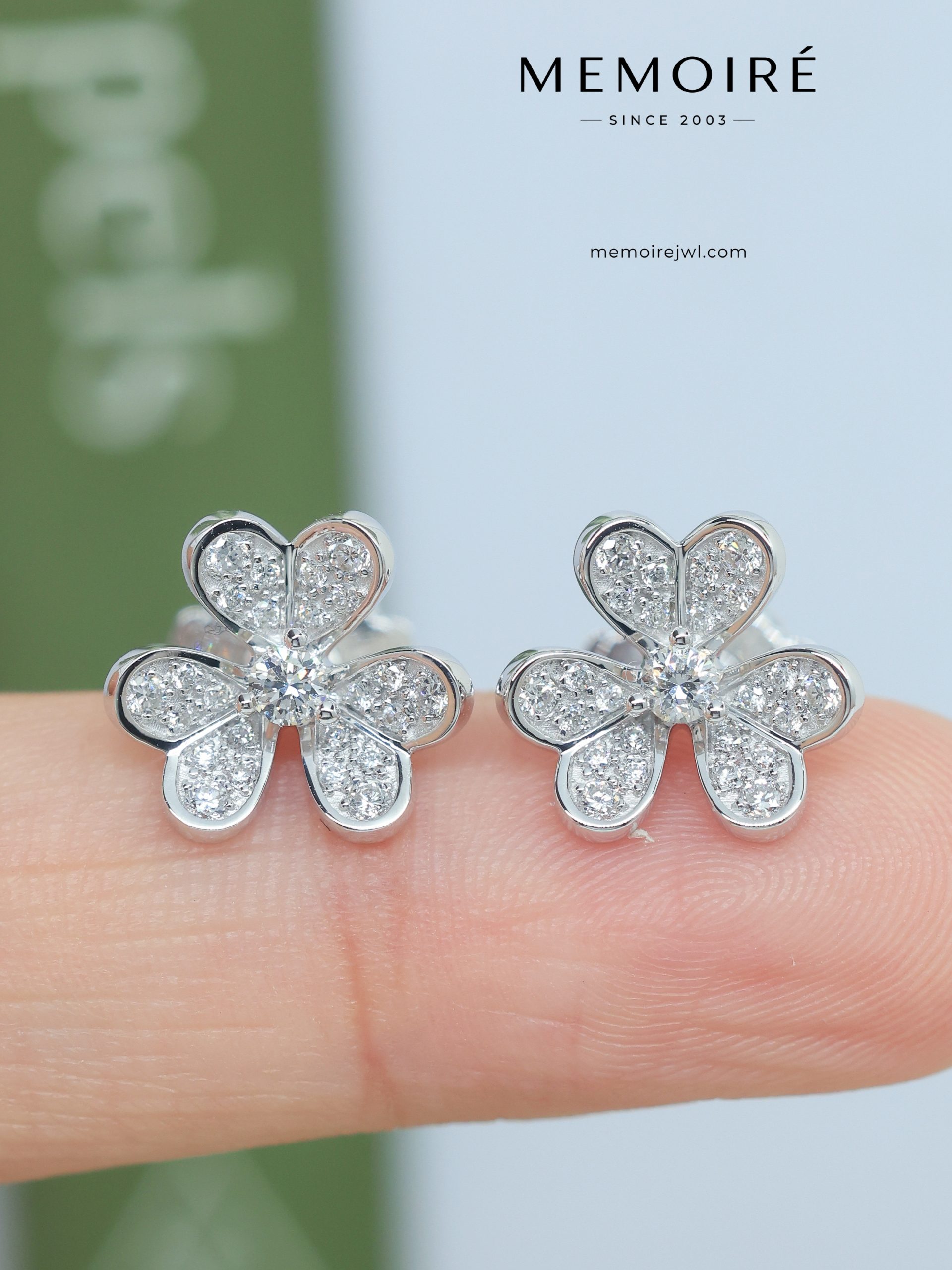 MEMOIRÉ 18K White Gold Full Diamond Flower Stud Earrings