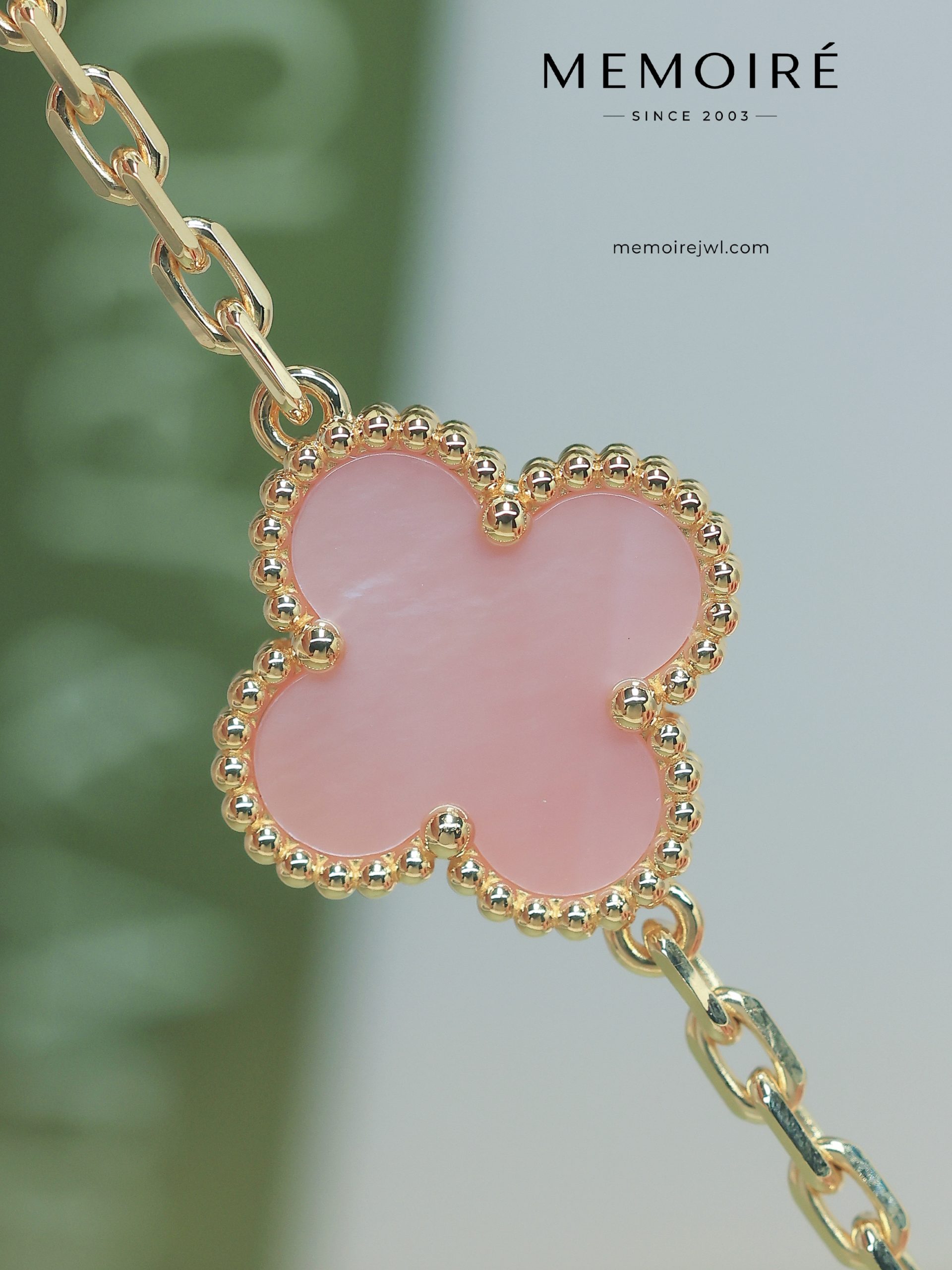 MEMOIRÉ 18K Yellow Gold Pink Mother-of-Pearl Clover Bracelet - Image 4