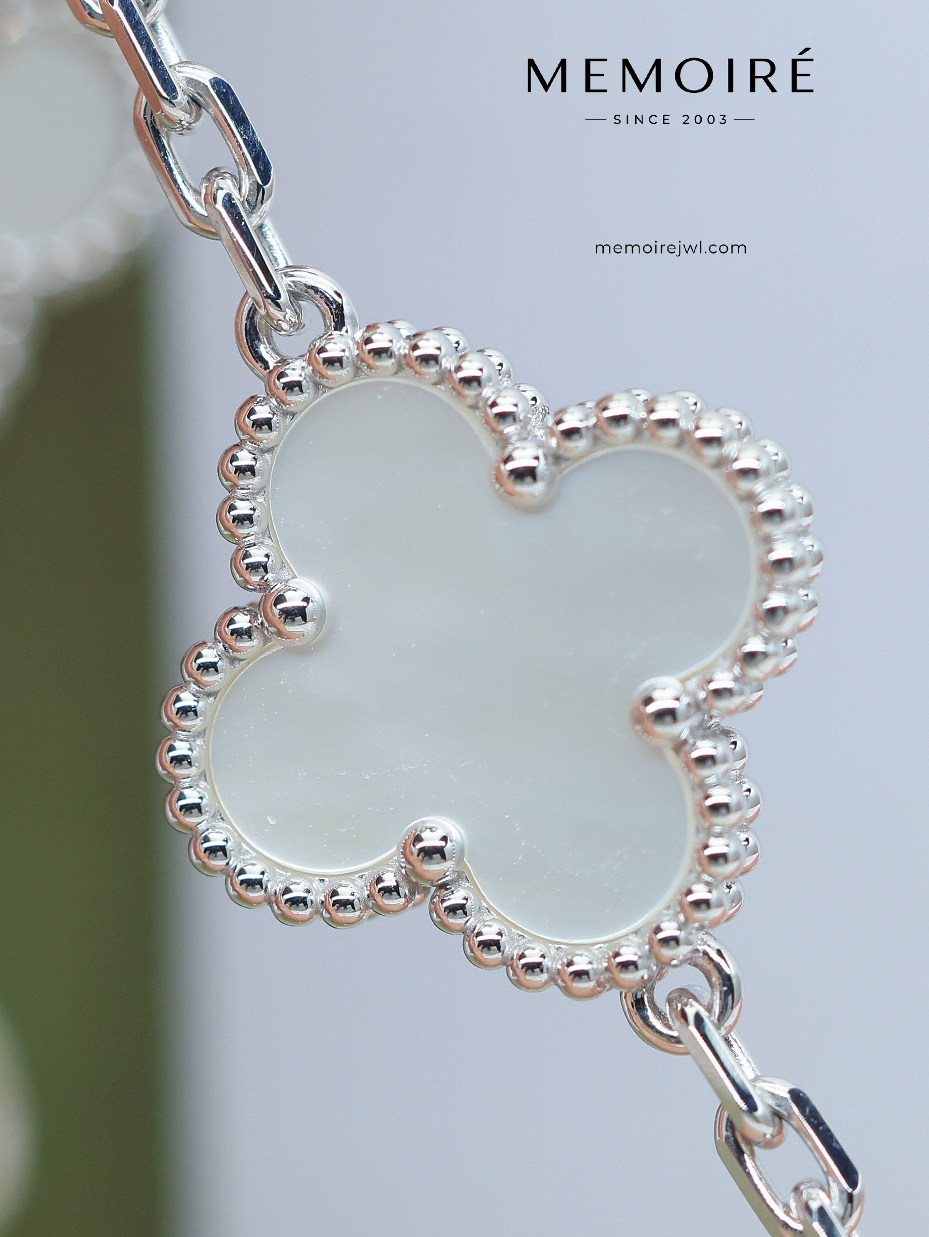 MEMOIRÉ 18K White Gold Mother-of-Pearl Clover Bracelet - Image 4