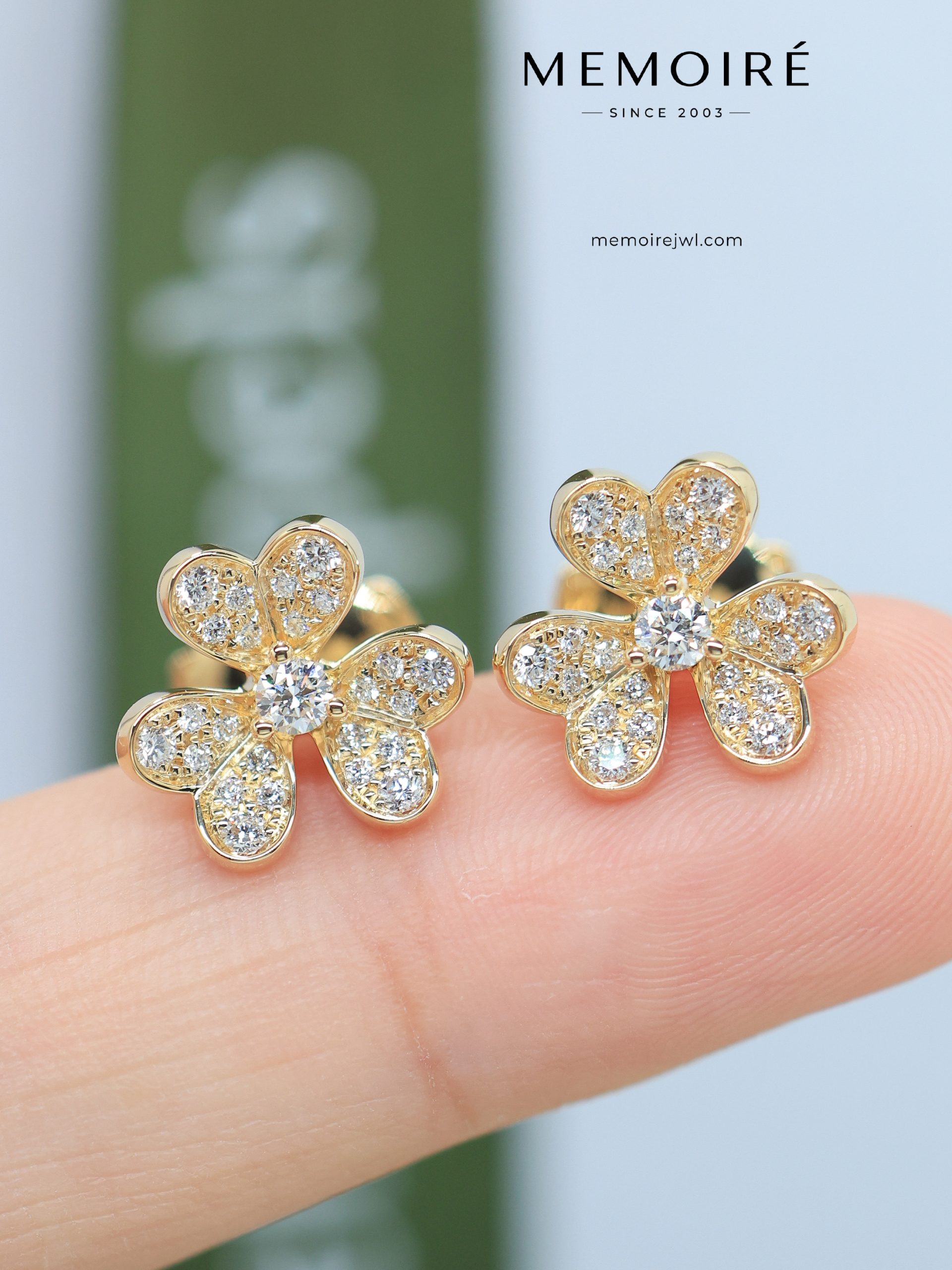 MEMOIRÉ 18K Yellow Gold Full Diamond Flower Stud Earrings