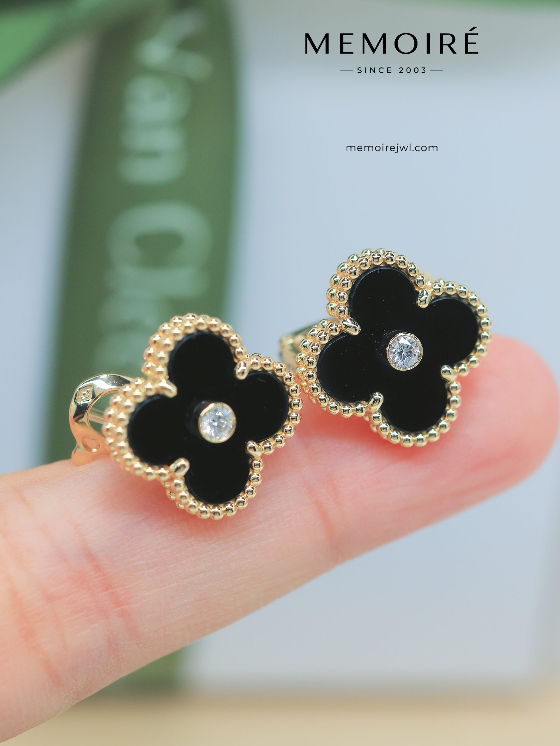 MEMOIRÉ 18K Yellow Gold Onyx & Diamond Clover Stud Earrings - Image 3