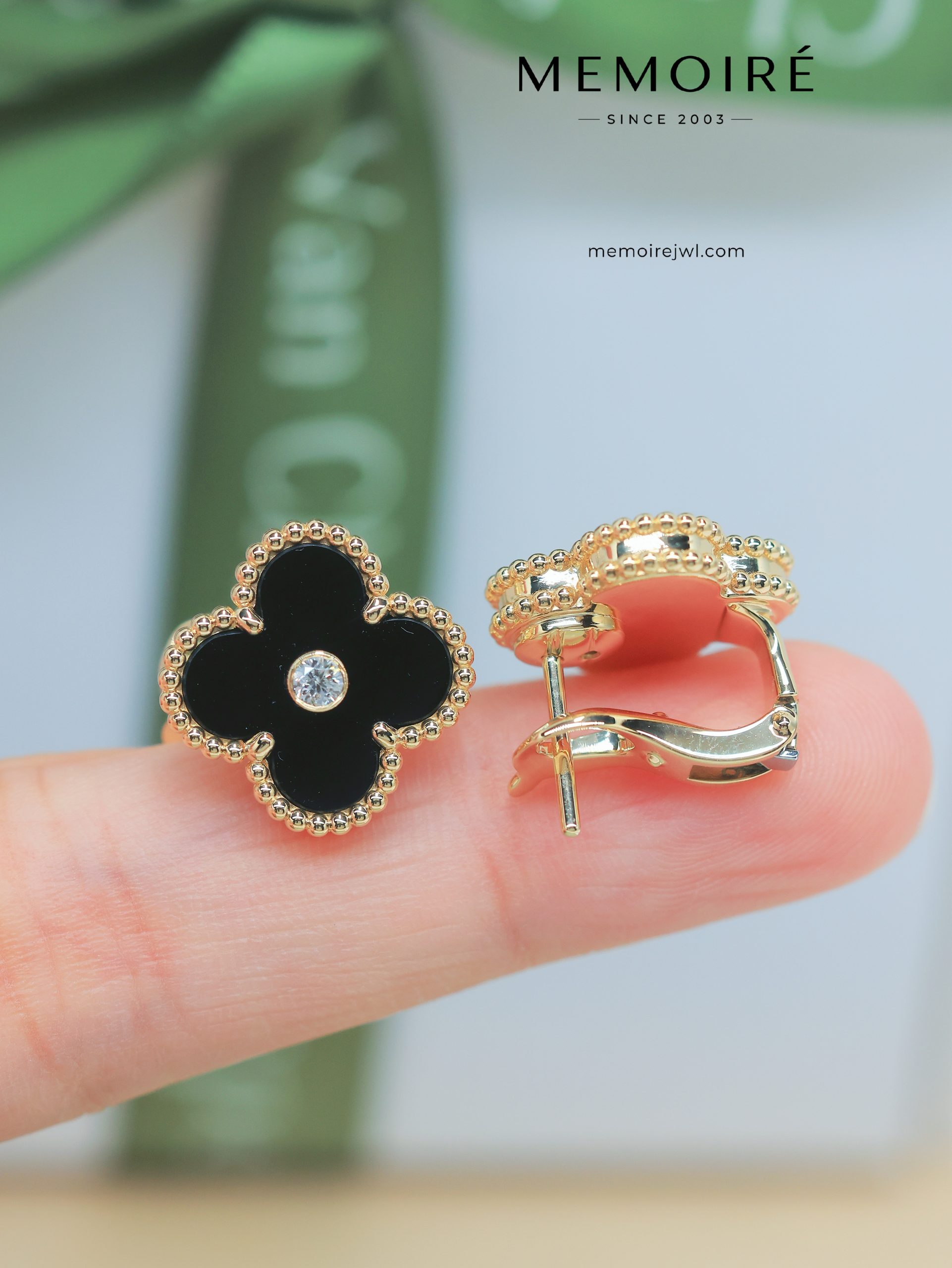 MEMOIRÉ 18K Yellow Gold Onyx & Diamond Clover Stud Earrings - Image 5