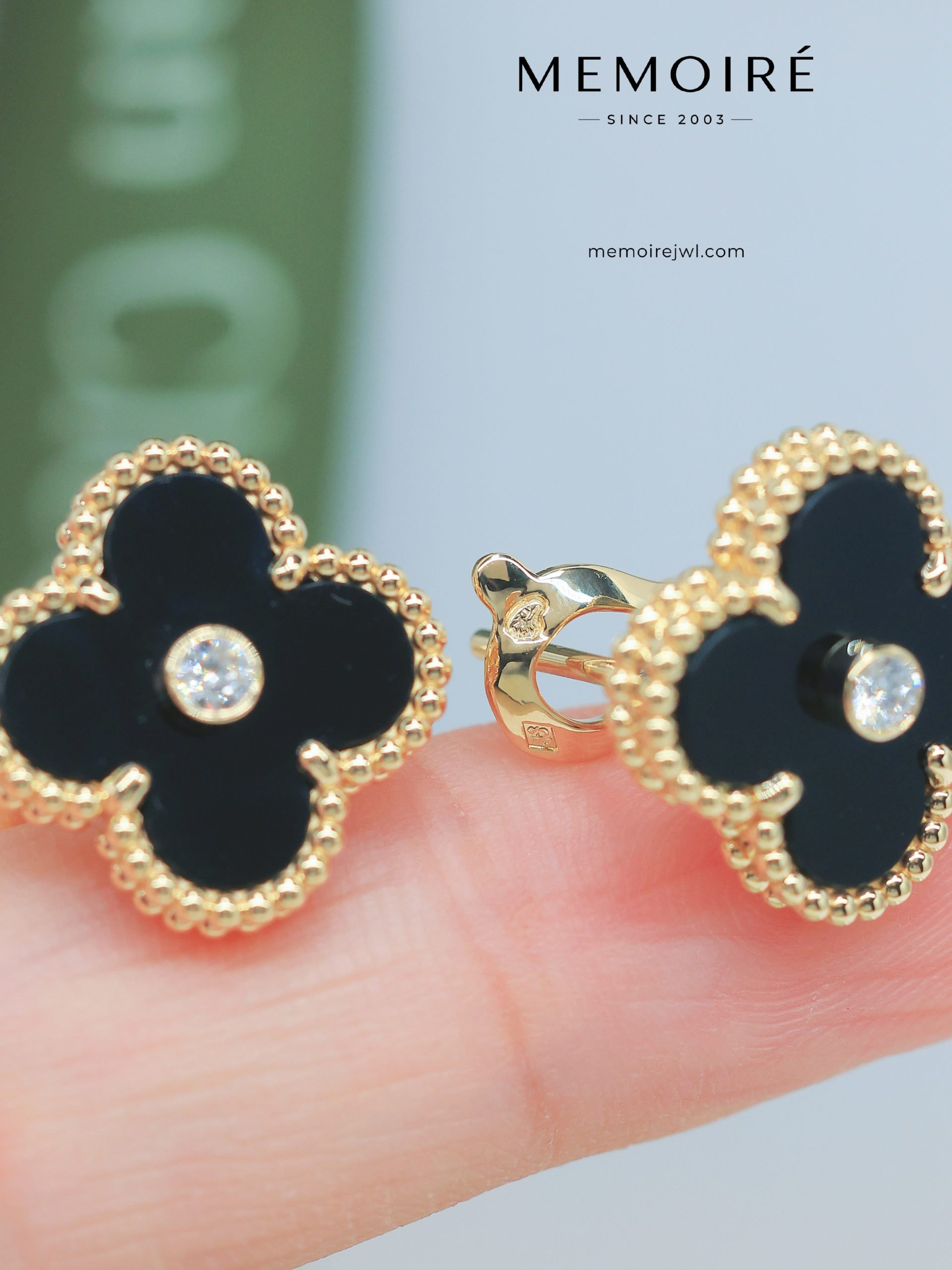 MEMOIRÉ 18K Yellow Gold Onyx & Diamond Clover Stud Earrings - Image 4