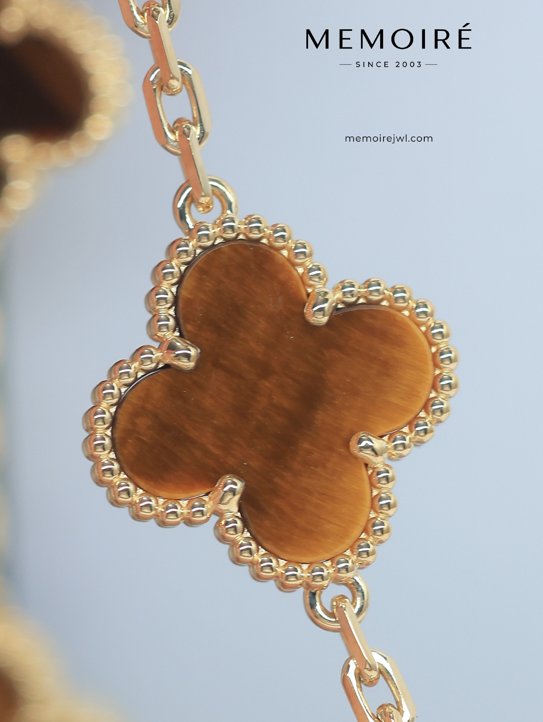 MEMOIRÉ 18K Yellow Gold Tiger's Eye Clover Bracelet - Image 5