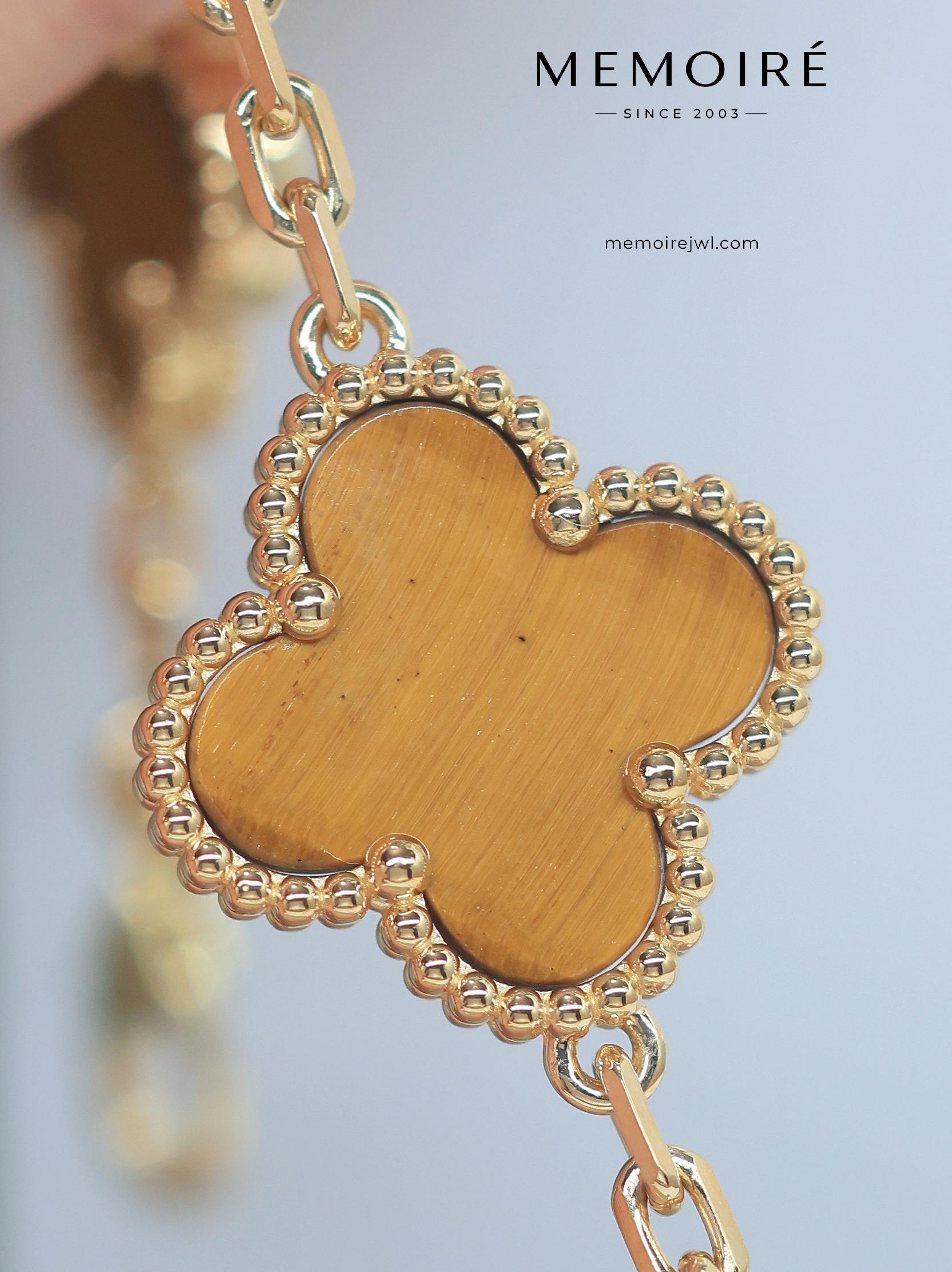 MEMOIRÉ 18K Yellow Gold Tiger's Eye Clover Bracelet - Image 4