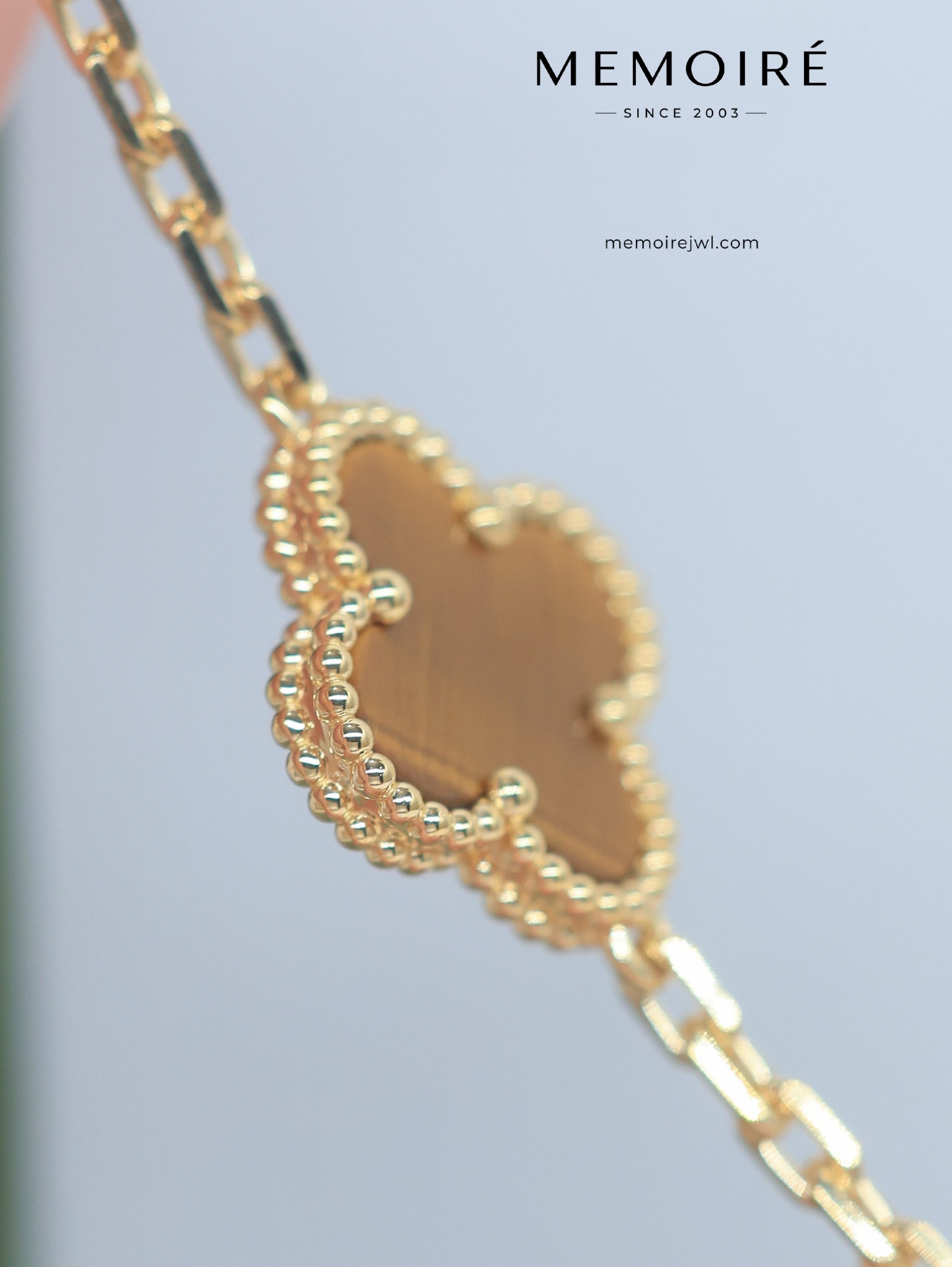 MEMOIRÉ 18K Yellow Gold Tiger's Eye Clover Bracelet - Image 3