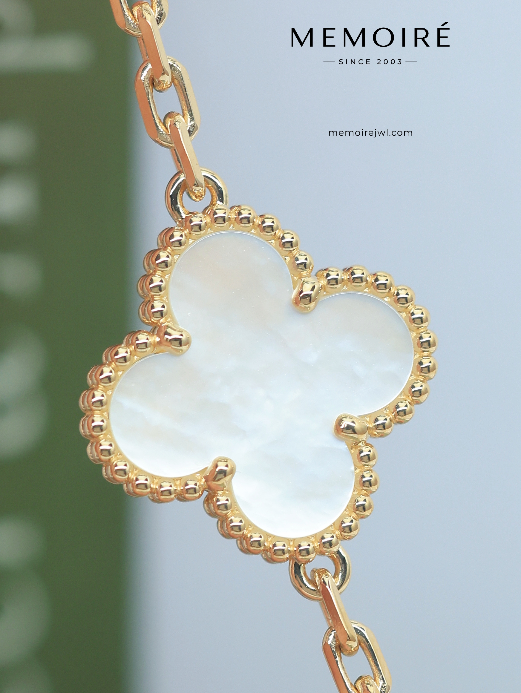 MEMOIRÉ Yellow Gold Five-Flower Bracelet with White Mother-of-Pearl - Image 3
