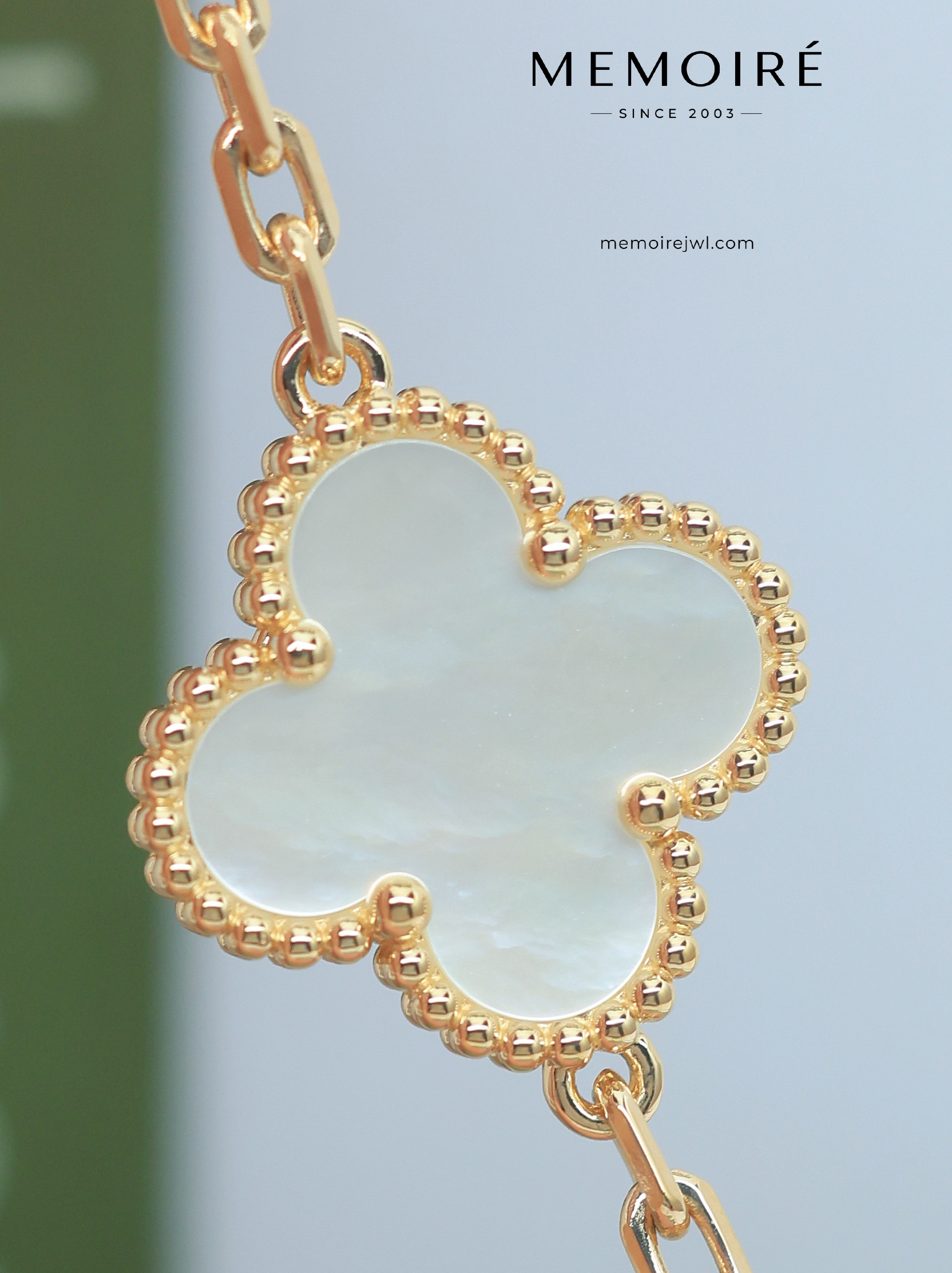 MEMOIRÉ Yellow Gold Five-Flower Bracelet with White Mother-of-Pearl - Image 5