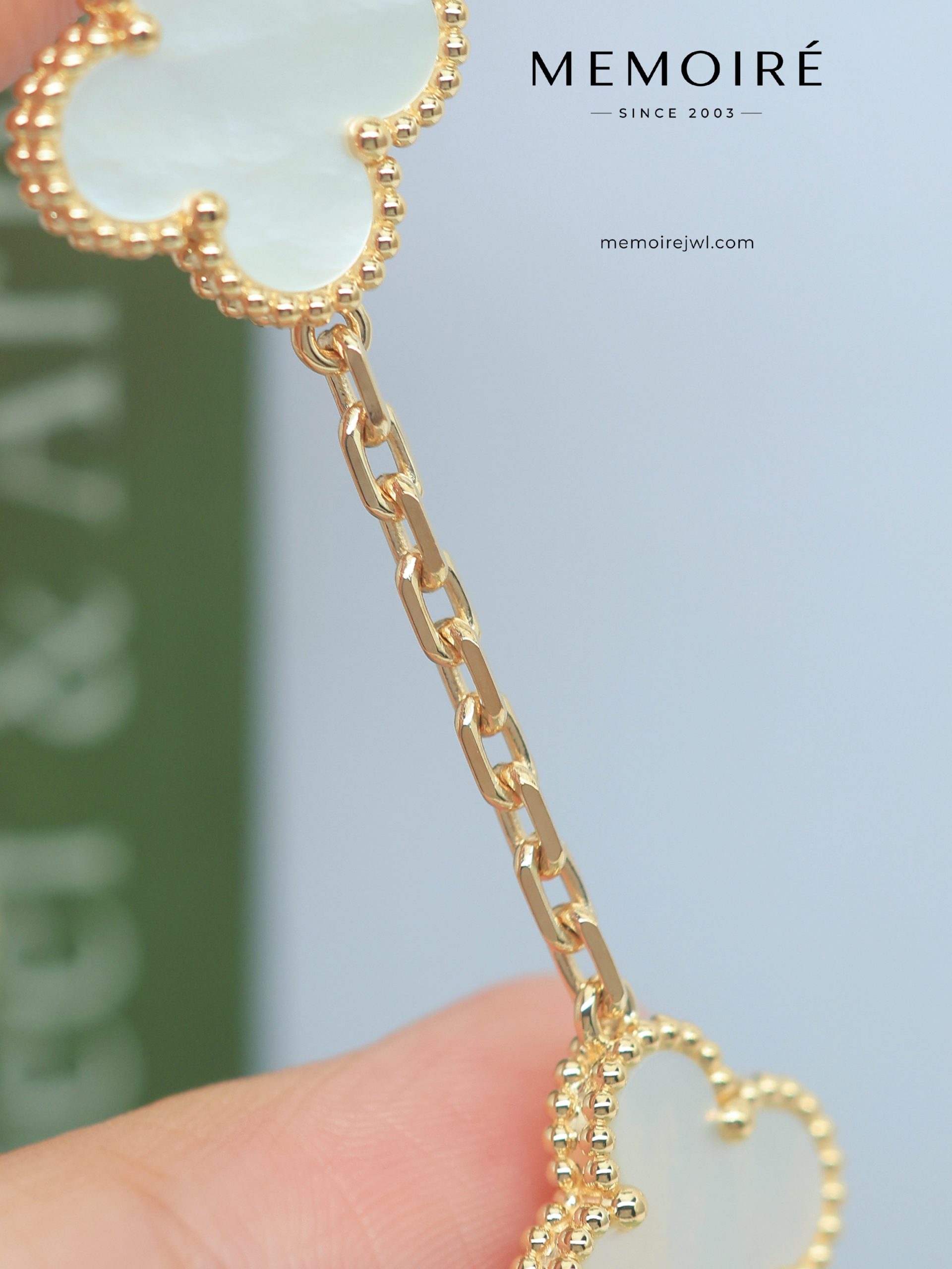 MEMOIRÉ Yellow Gold Five-Flower Bracelet with White Mother-of-Pearl - Image 4