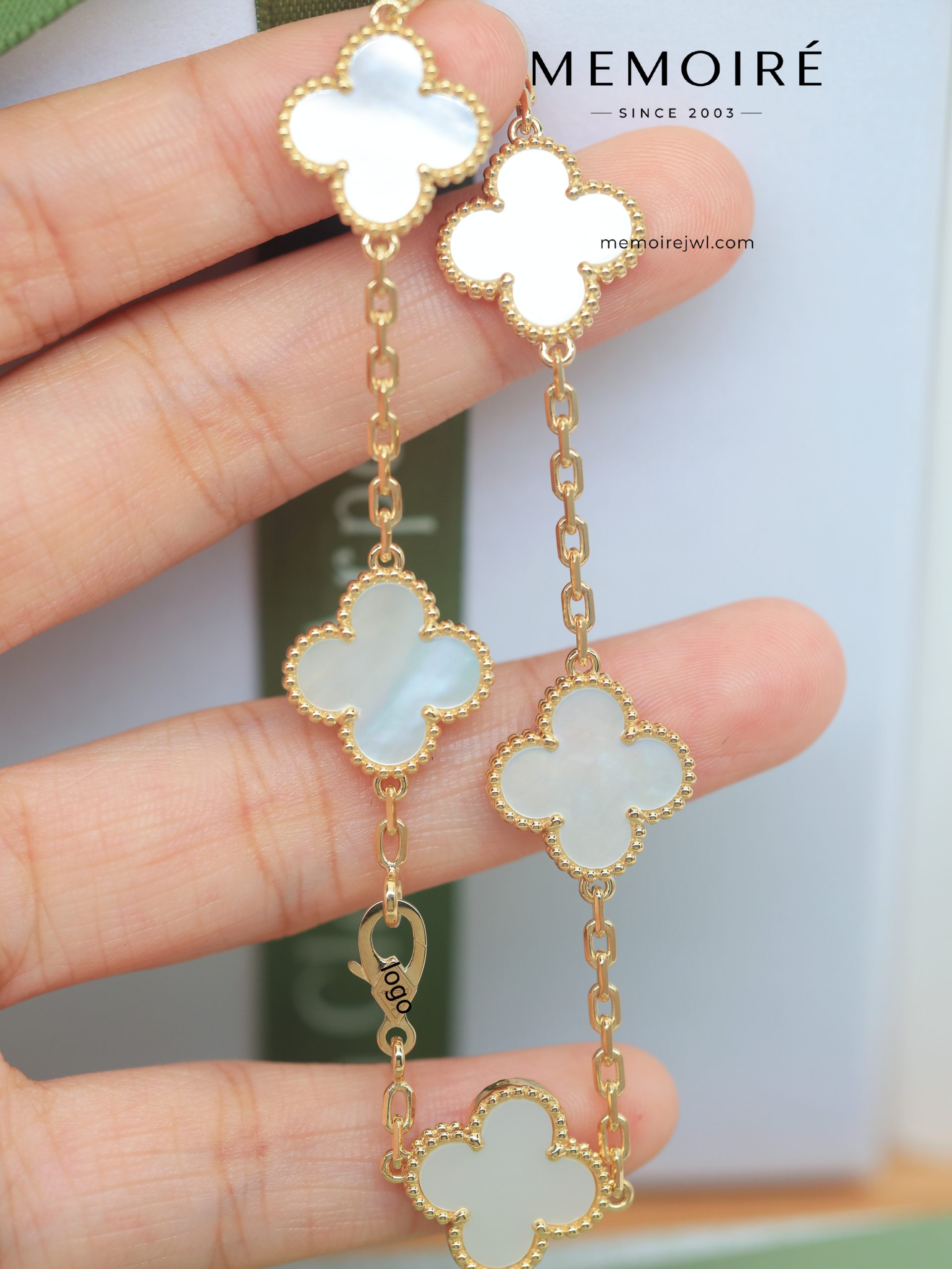 MEMOIRÉ Yellow Gold Five-Flower Bracelet with White Mother-of-Pearl