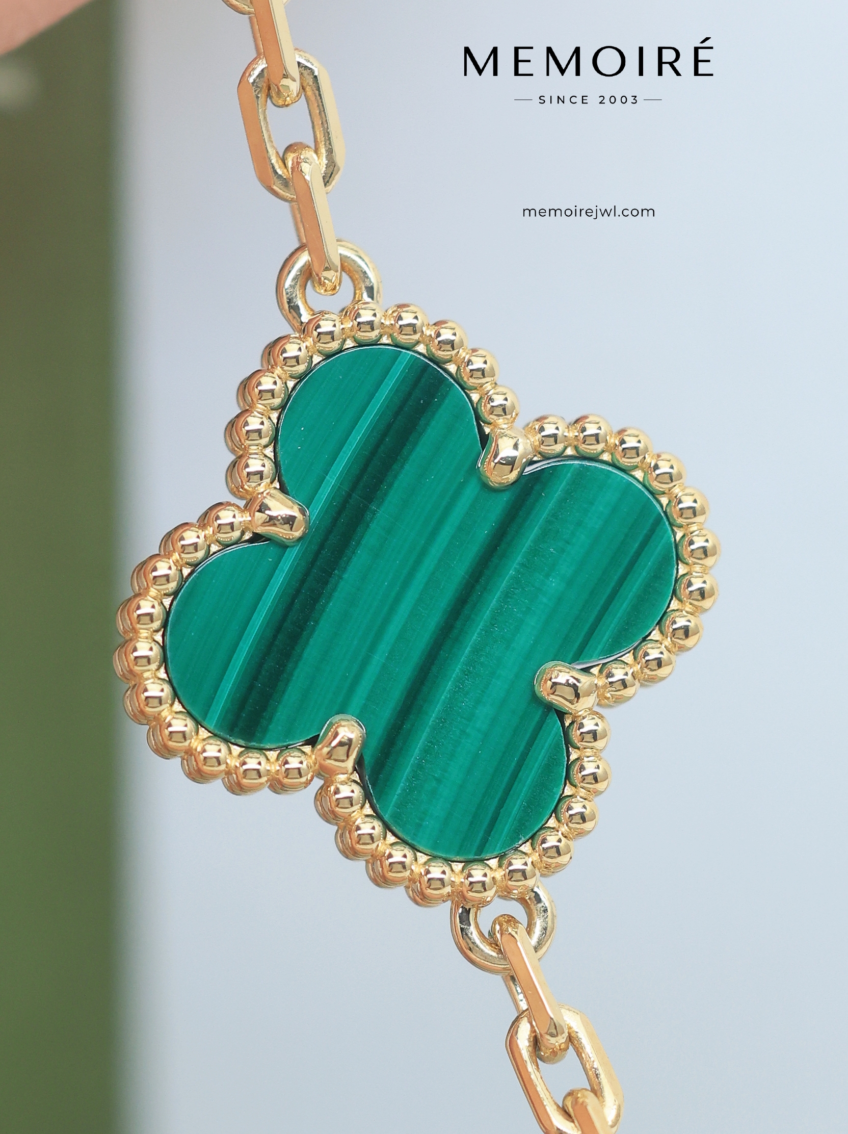 MEMOIRÉ 18K Yellow Gold Malachite Clover Bracelet - Image 3