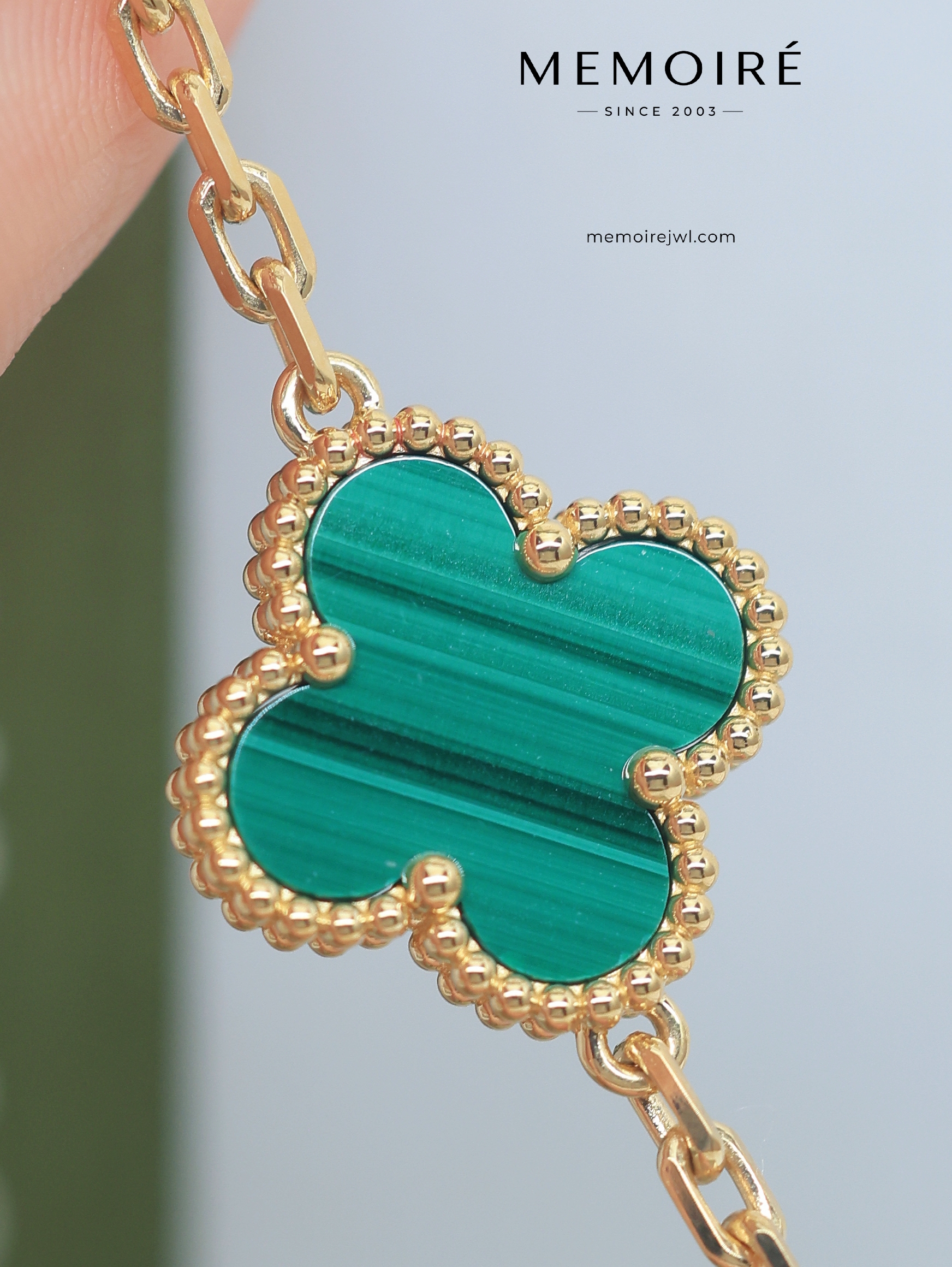 MEMOIRÉ 18K Yellow Gold Malachite Clover Bracelet - Image 4