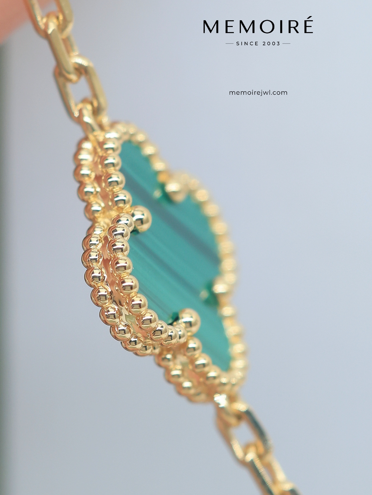 MEMOIRÉ 18K Yellow Gold Malachite Clover Bracelet - Image 5