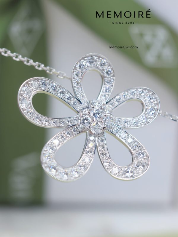 MEMOIRÉ 18K White Gold Diamond Flower Pendant Necklace