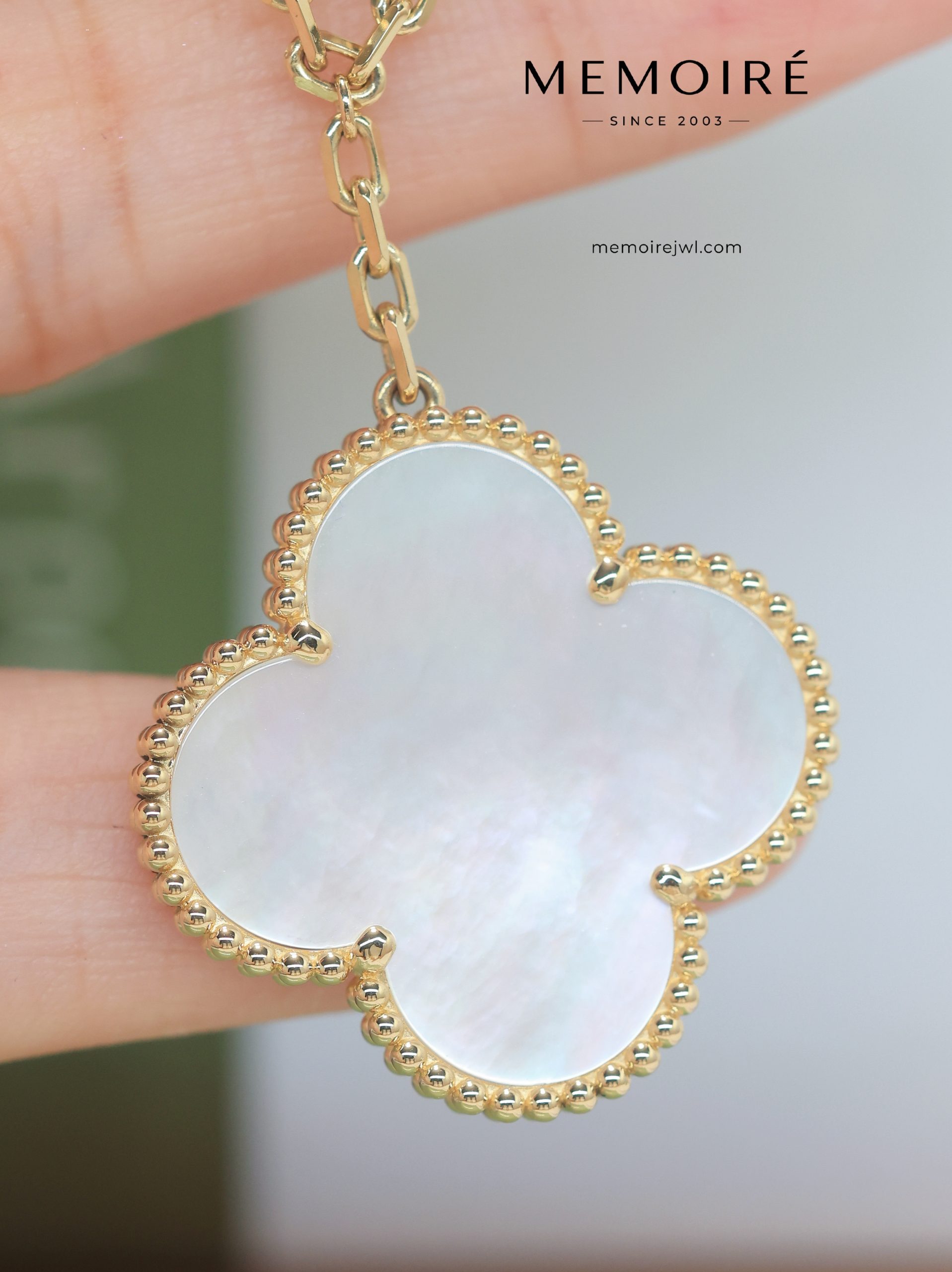MEMOIRÉ 18K Yellow Gold Mixed-Stone Clover Bracelet - Image 3