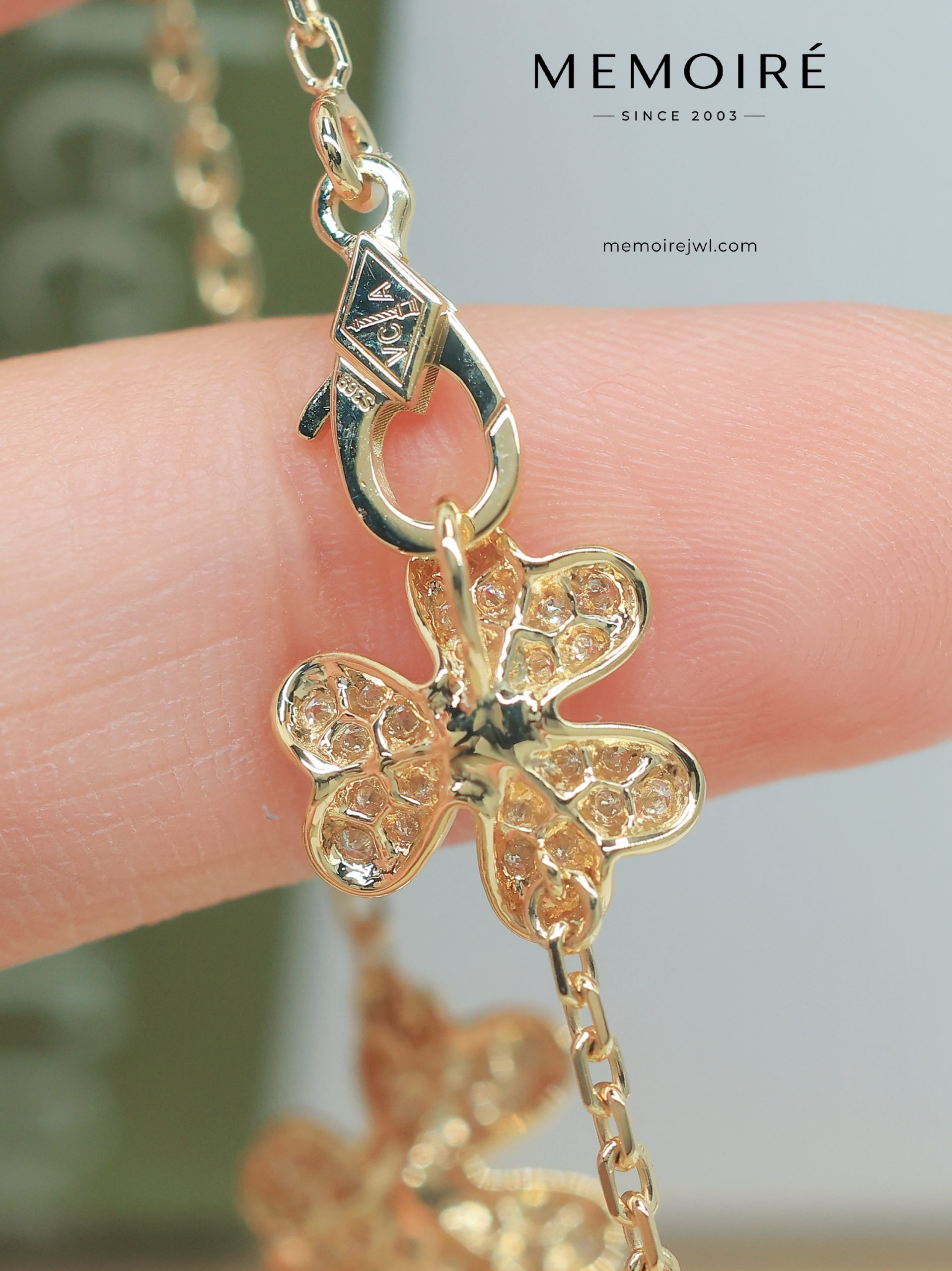 MEMOIRÉ 18K Yellow Gold Diamond Flower Charm Bracelet - Image 4