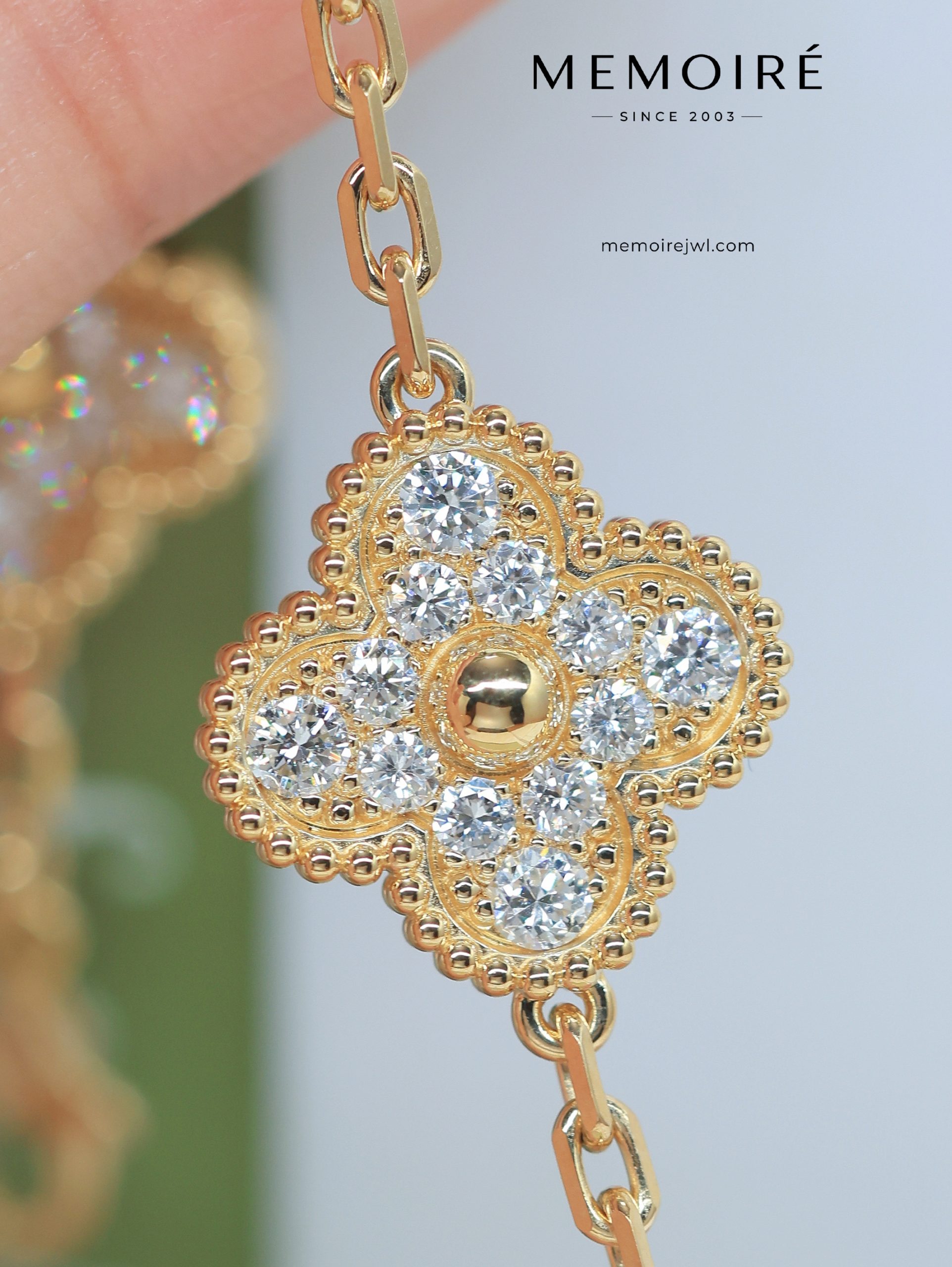 MEMOIRÉ 18K Yellow Gold Diamond Clover Bracelet - Image 3