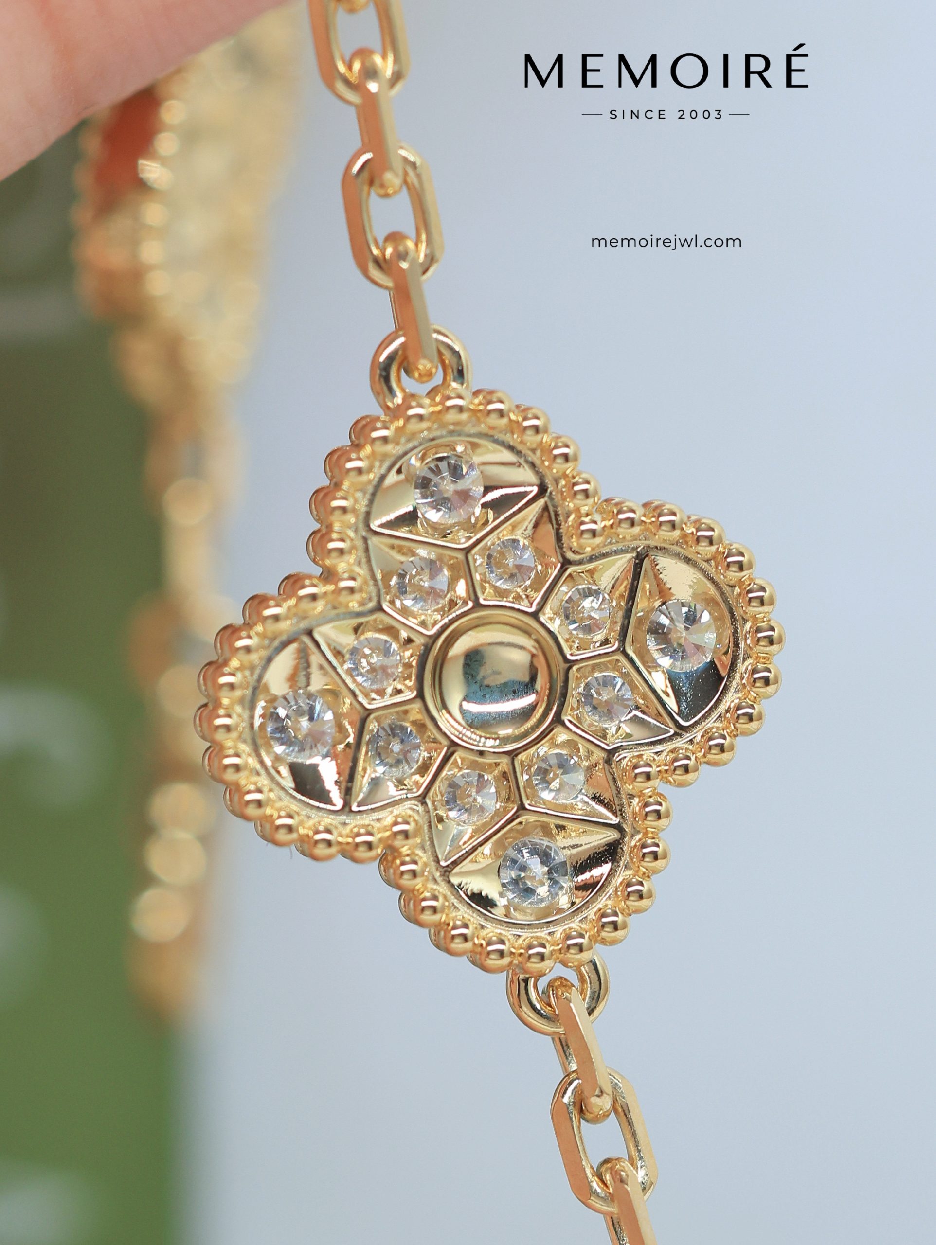 MEMOIRÉ 18K Yellow Gold Diamond Clover Bracelet - Image 4