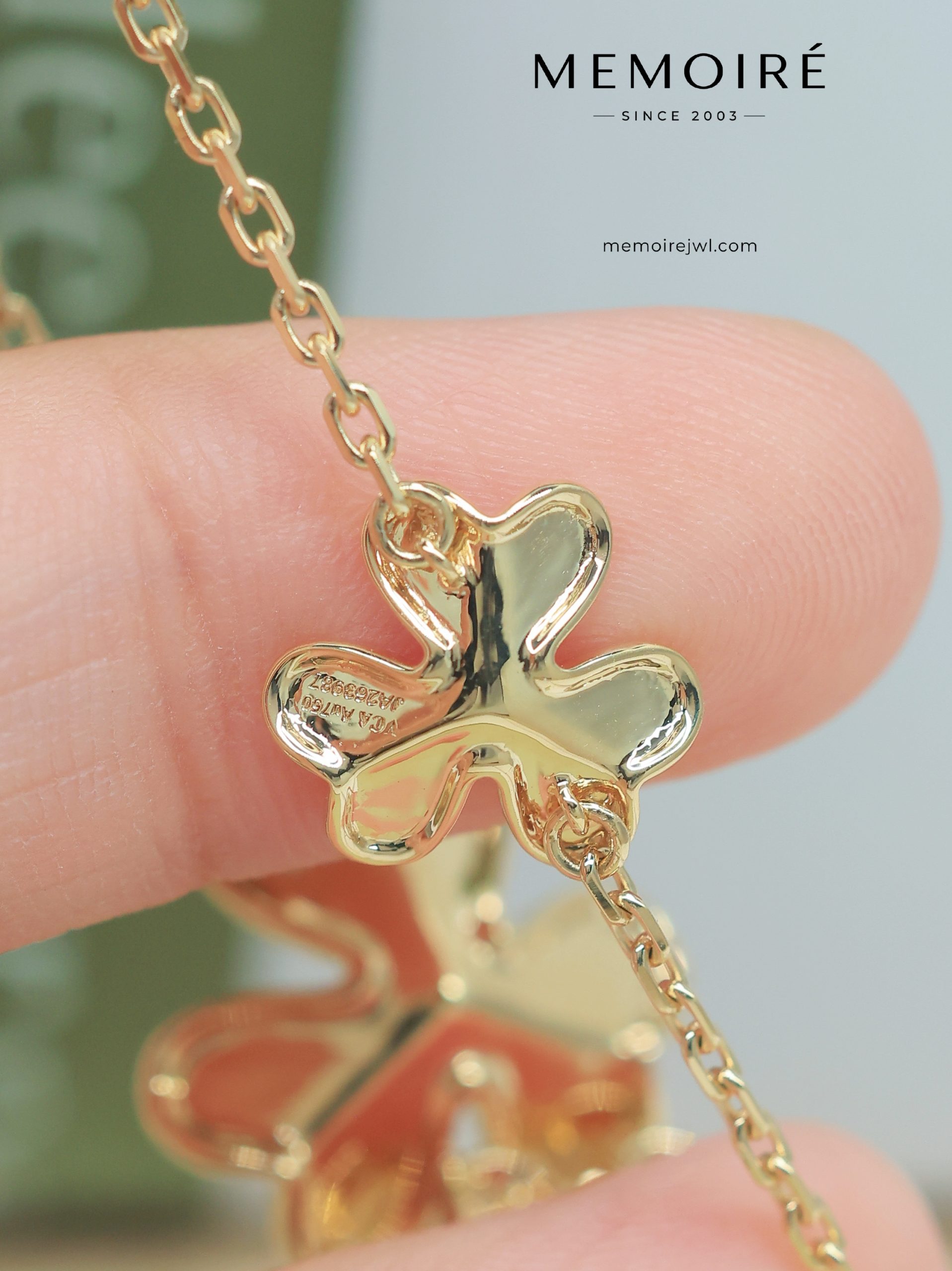 MEMOIRÉ 18K Yellow Gold Diamond Flower Charm Bracelet - Image 5