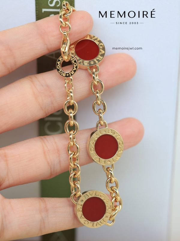 MEMOIRÉ 18K Yellow Gold Carnelian Logo Bracelet
