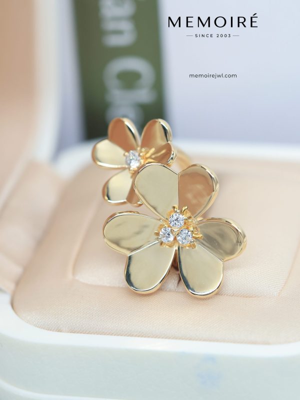 MEMOIRÉ 18K Yellow Gold Diamond Flower Ring