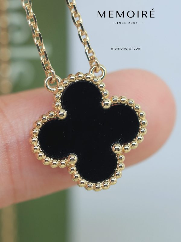 MEMOIRÉ 18K Yellow Gold Black Onyx Clover Pendant Necklace