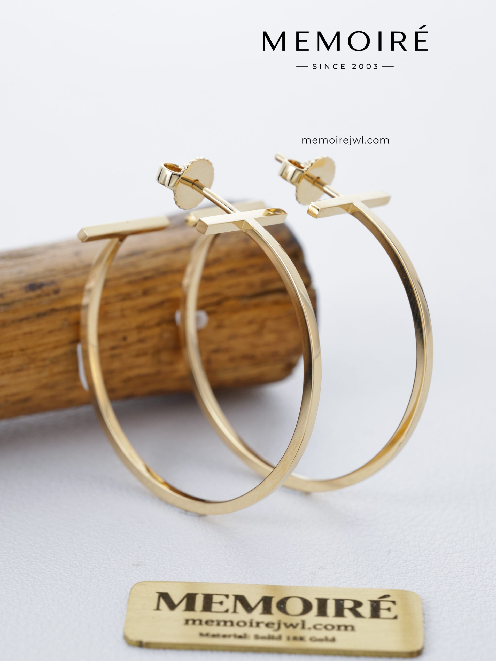 MEMOIRÉ 18K Yellow Gold T-Bar Hoop Earrings - Image 5