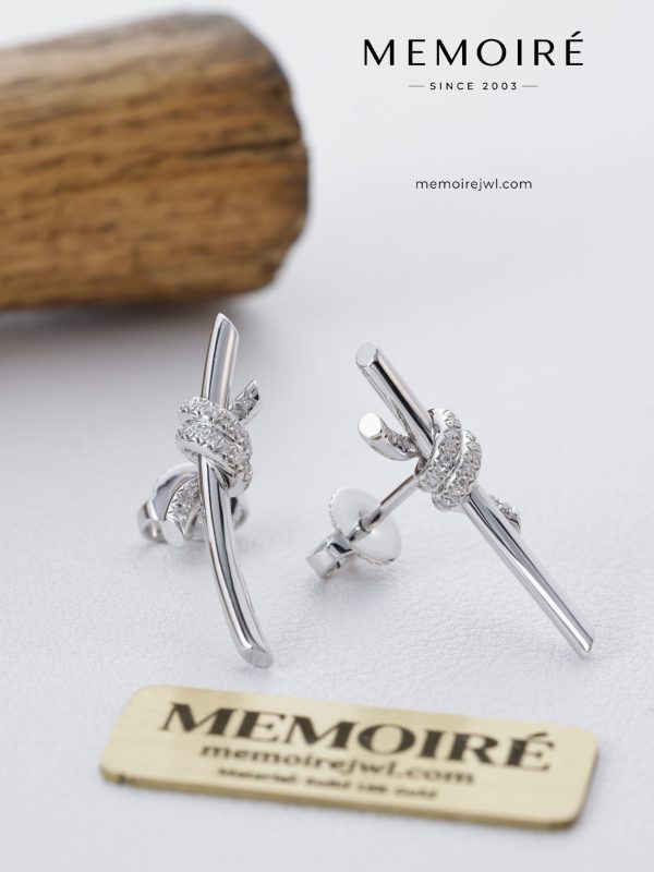MEMOIRÉ 18K White Gold Knot Diamond Stud Earrings