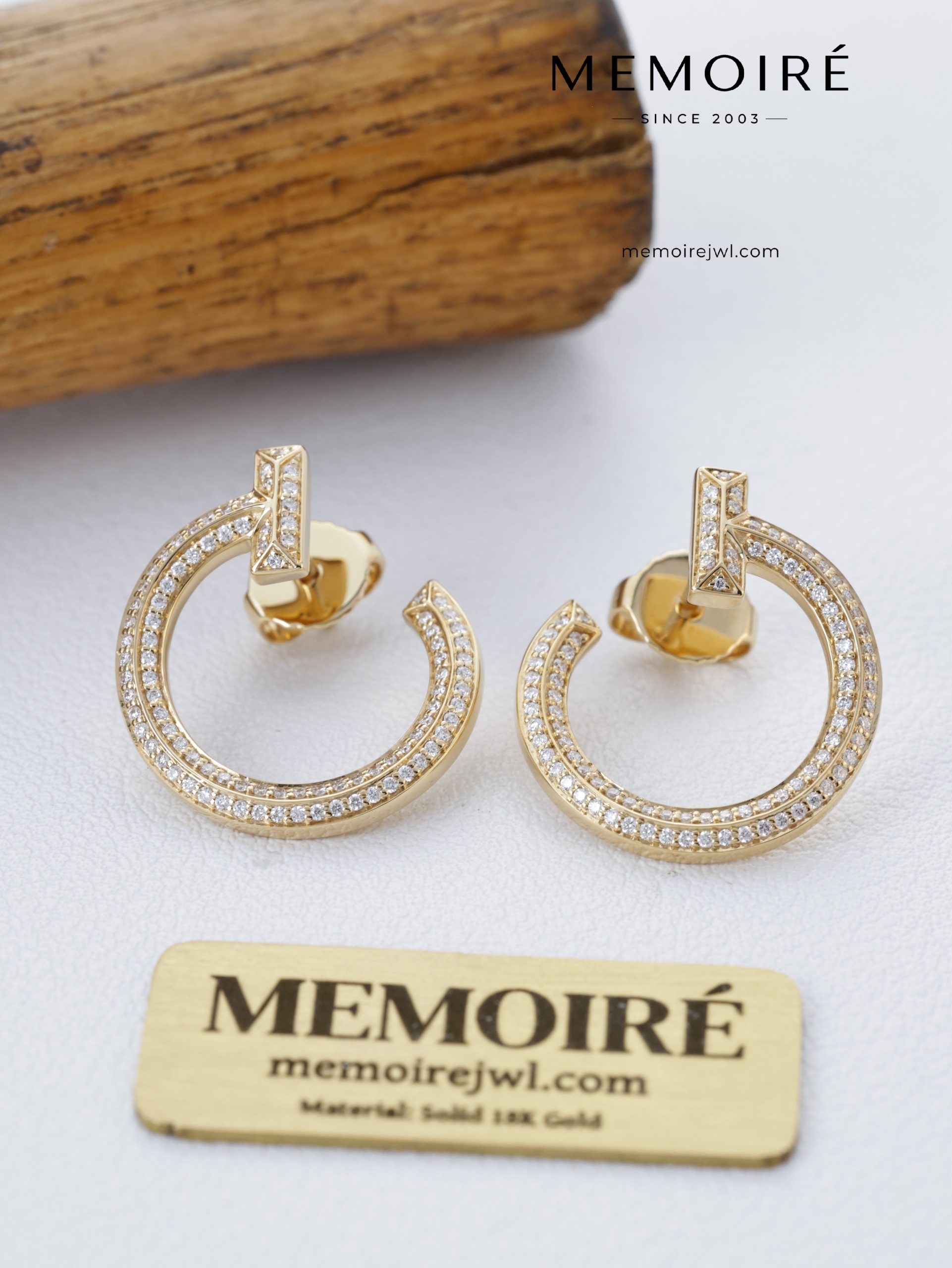 MEMOIRÉ 18K Yellow Gold T-Bar Hoop Diamond Earrings - Image 5