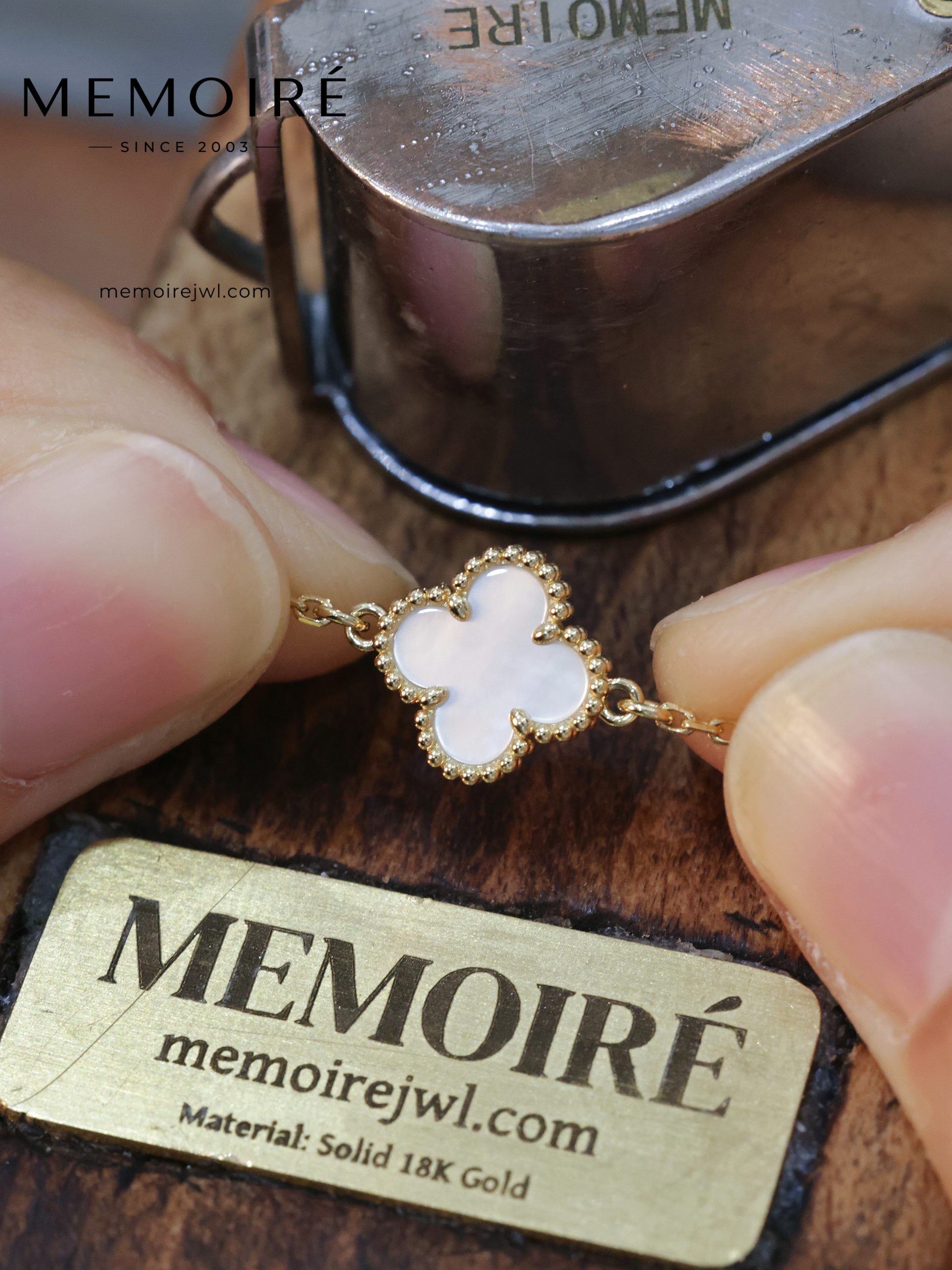 Memoire Yellow Gold White Mother-of-Pearl Single-Flower Necklace - Image 4