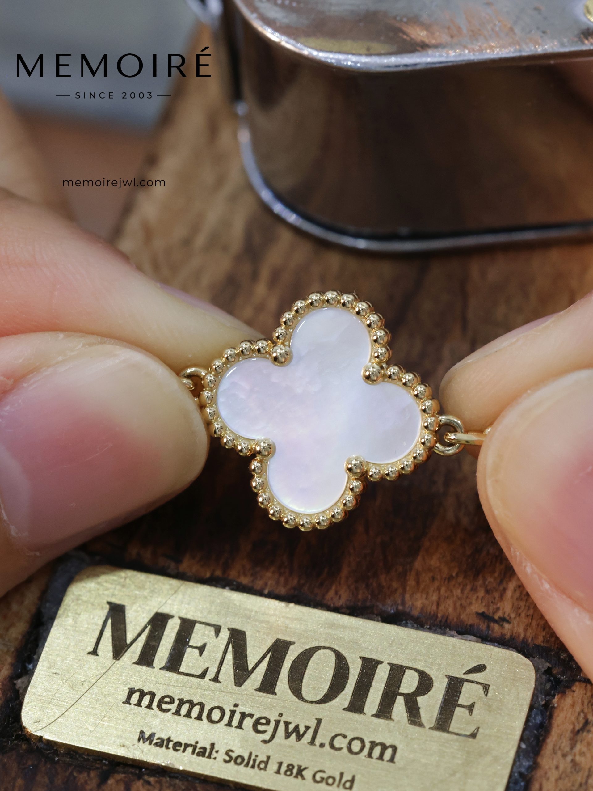 Memoire 5-Flower Clover Mother-of-Pearl Bracelet - Image 4