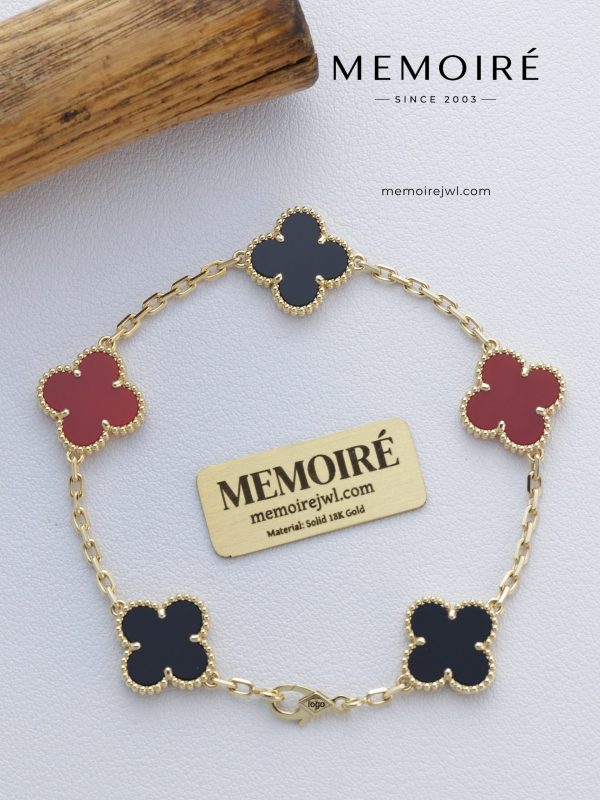 Memoire Yellow Gold Five-Flower Bracelet with Onyx and Carnelian Beads