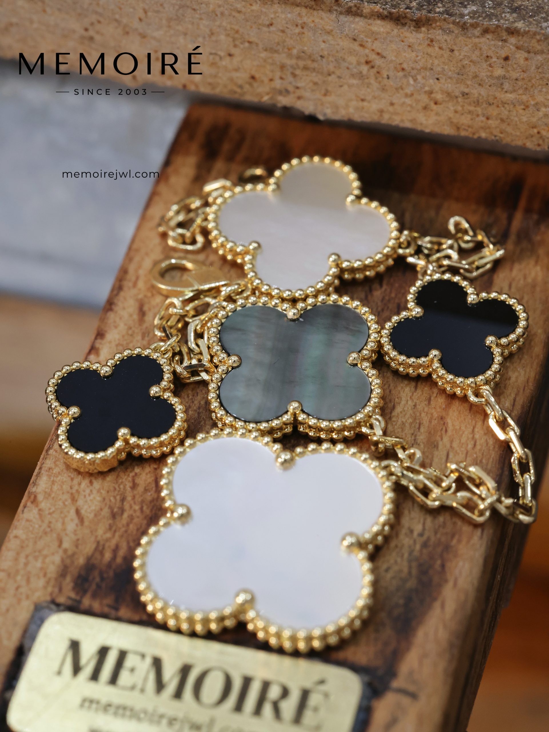 MEMOIRÉ Yellow Gold Irregular Five-Flower Bracelet - Image 3