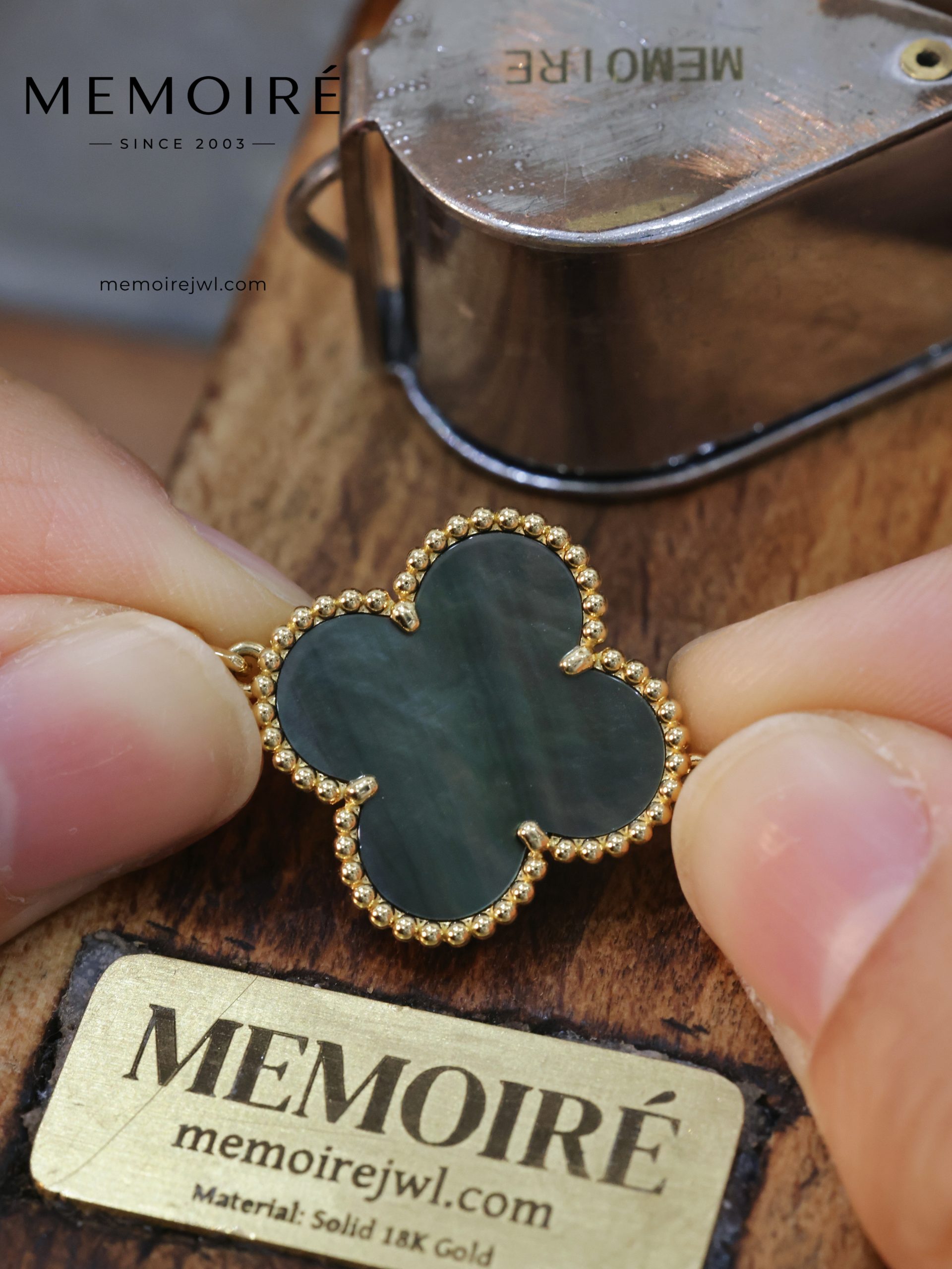 MEMOIRÉ Yellow Gold Irregular Five-Flower Bracelet - Image 4