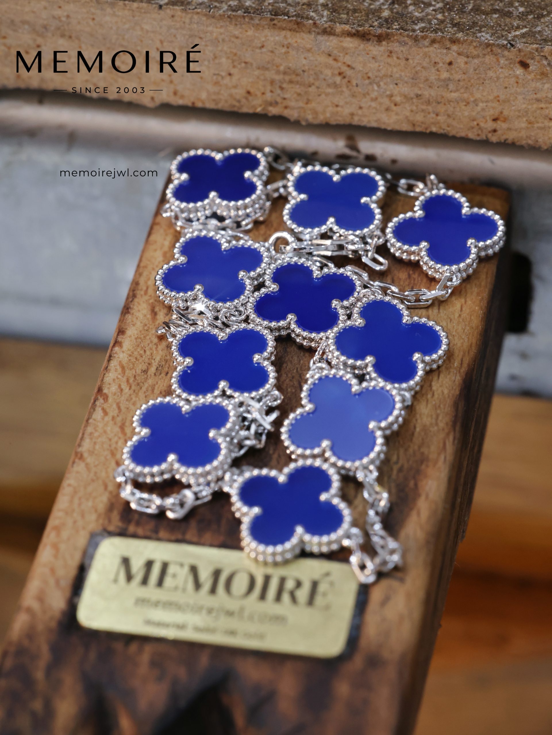 Mémoire White Gold Ten-Flower Necklace with Blue Agate - Image 3