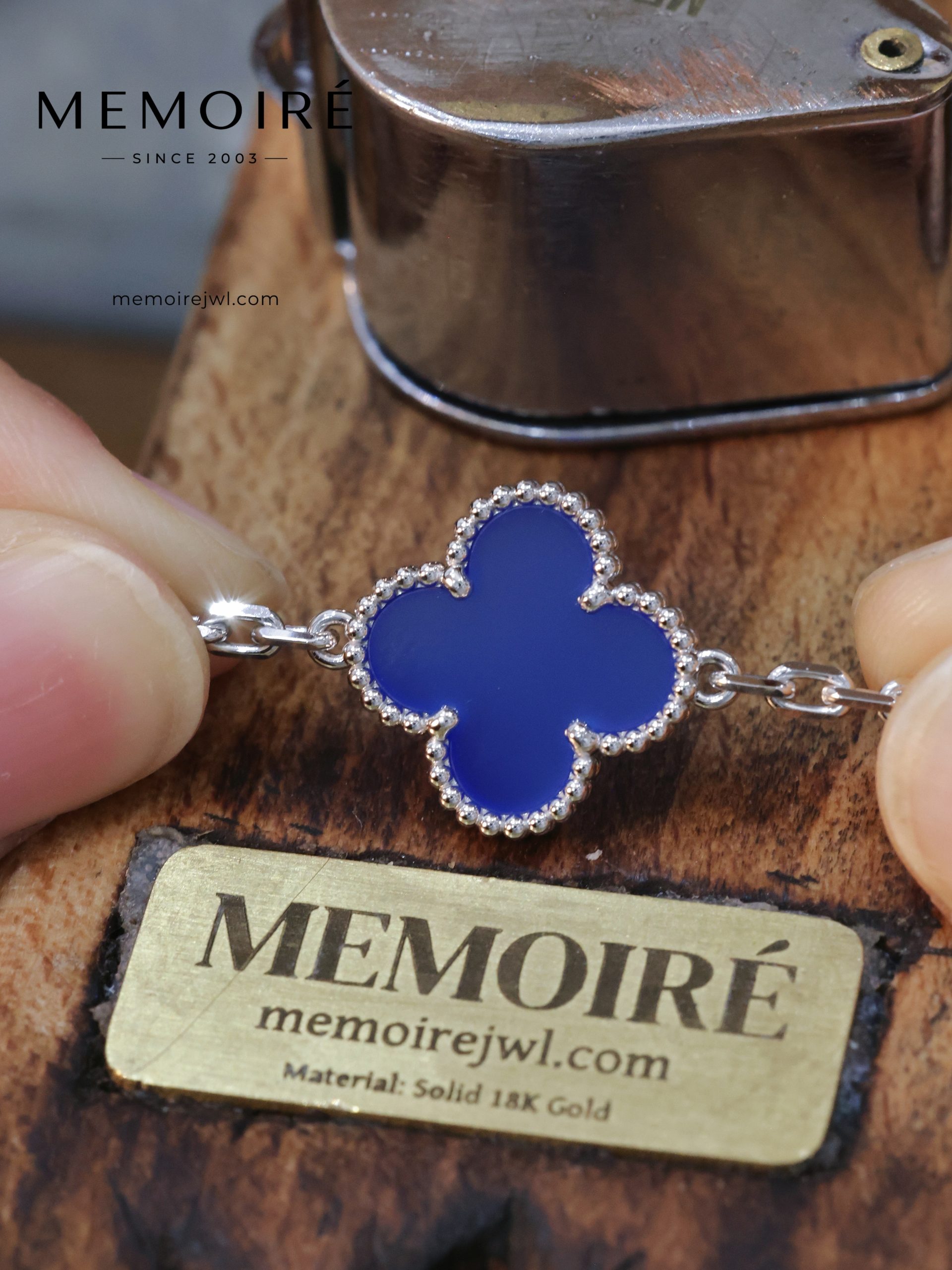 Mémoire White Gold Ten-Flower Necklace with Blue Agate - Image 4