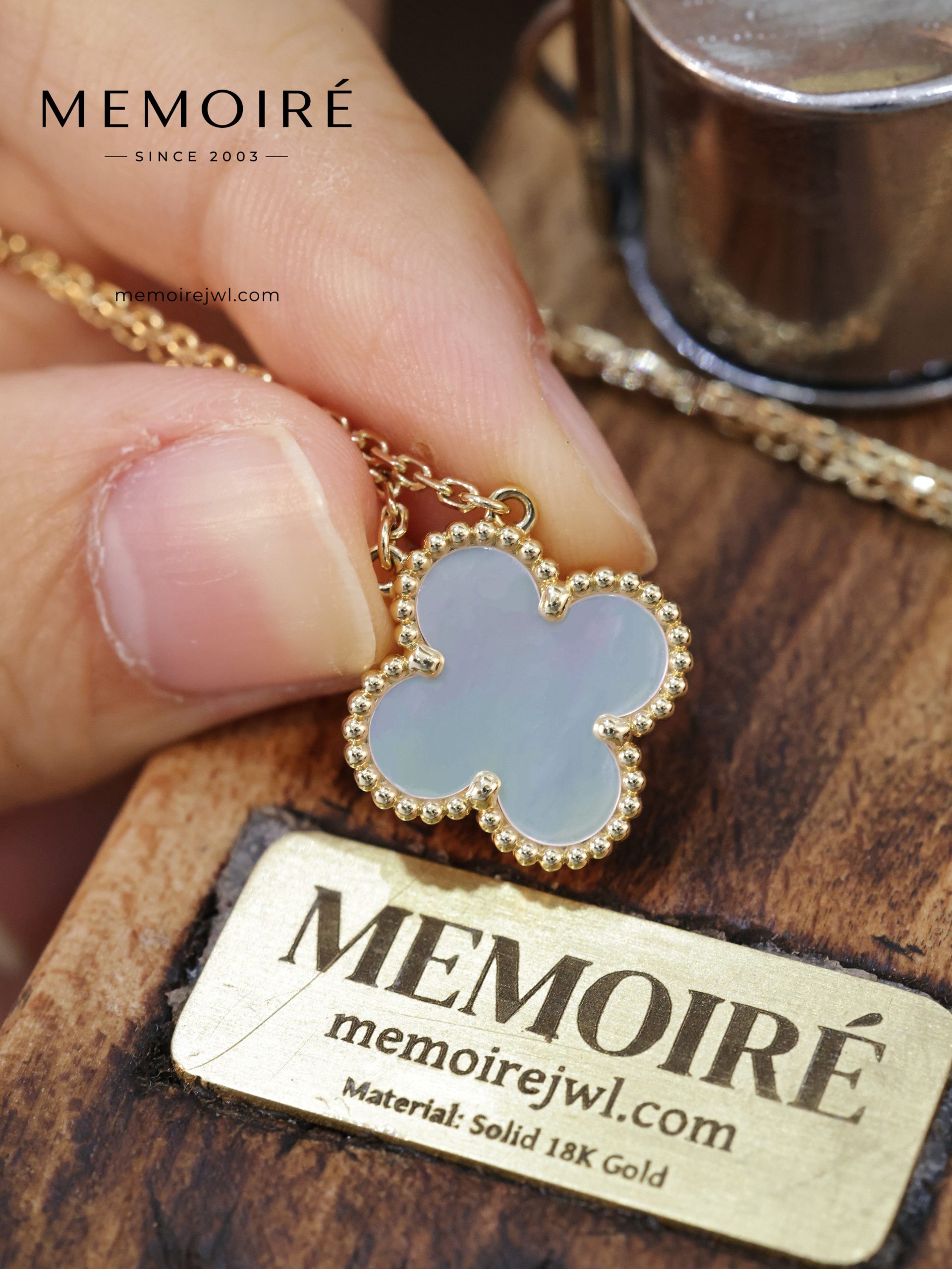 Memoire Classic Mother-of-Pearl Clover 18K Solid Gold Necklace - Image 4