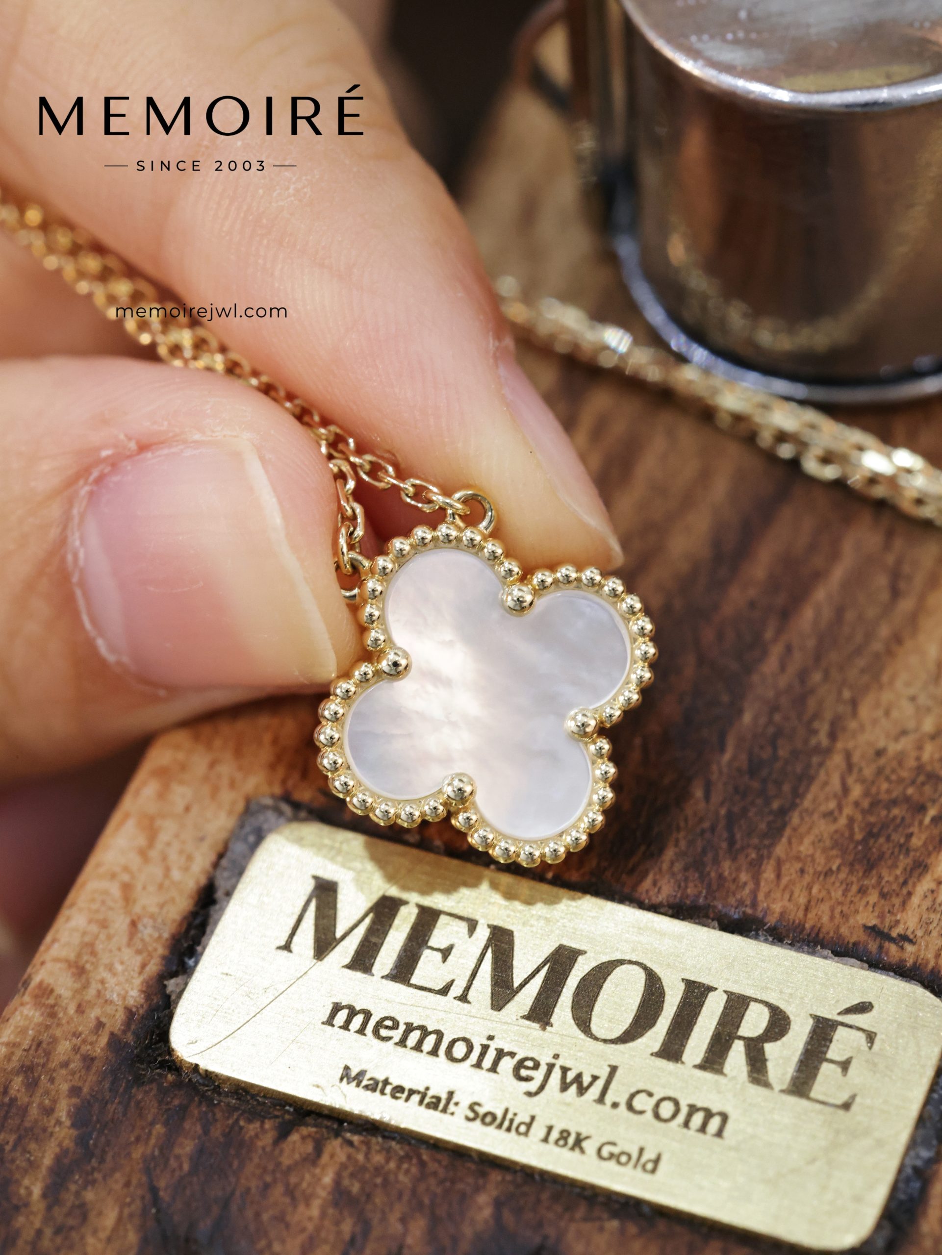 Memoire Classic Mother-of-Pearl Clover 18K Solid Gold Necklace - Image 3