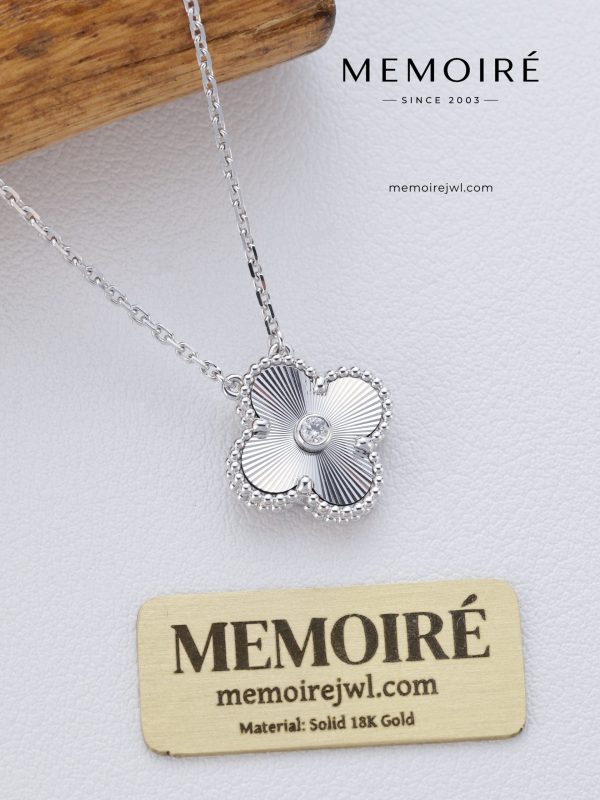Memoire White Gold Laser Single-Flower Necklace