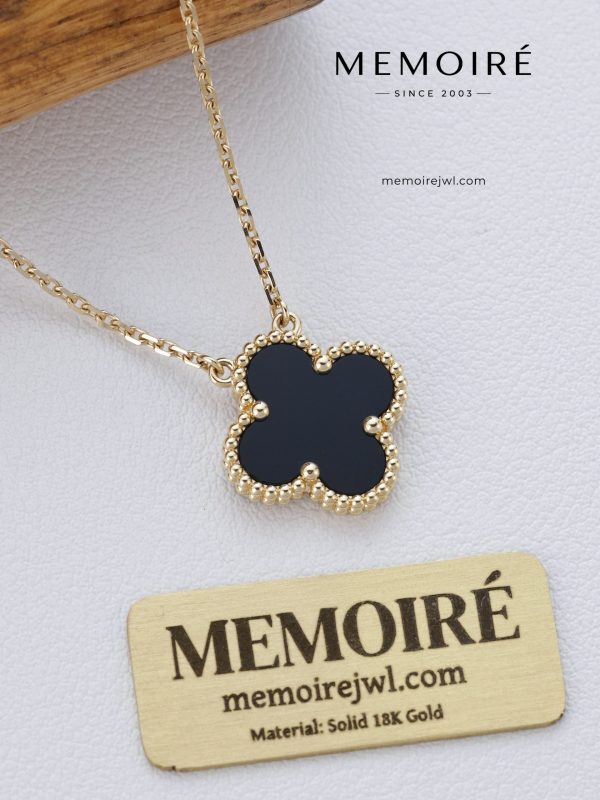 Memoire Yellow Gold Black Onyx Single-Flower Necklace